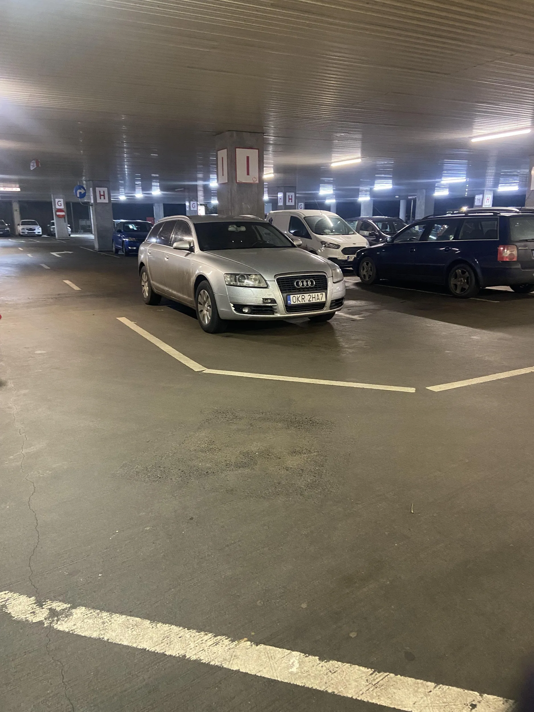 stanie na przejeździe na parkingu geniusz