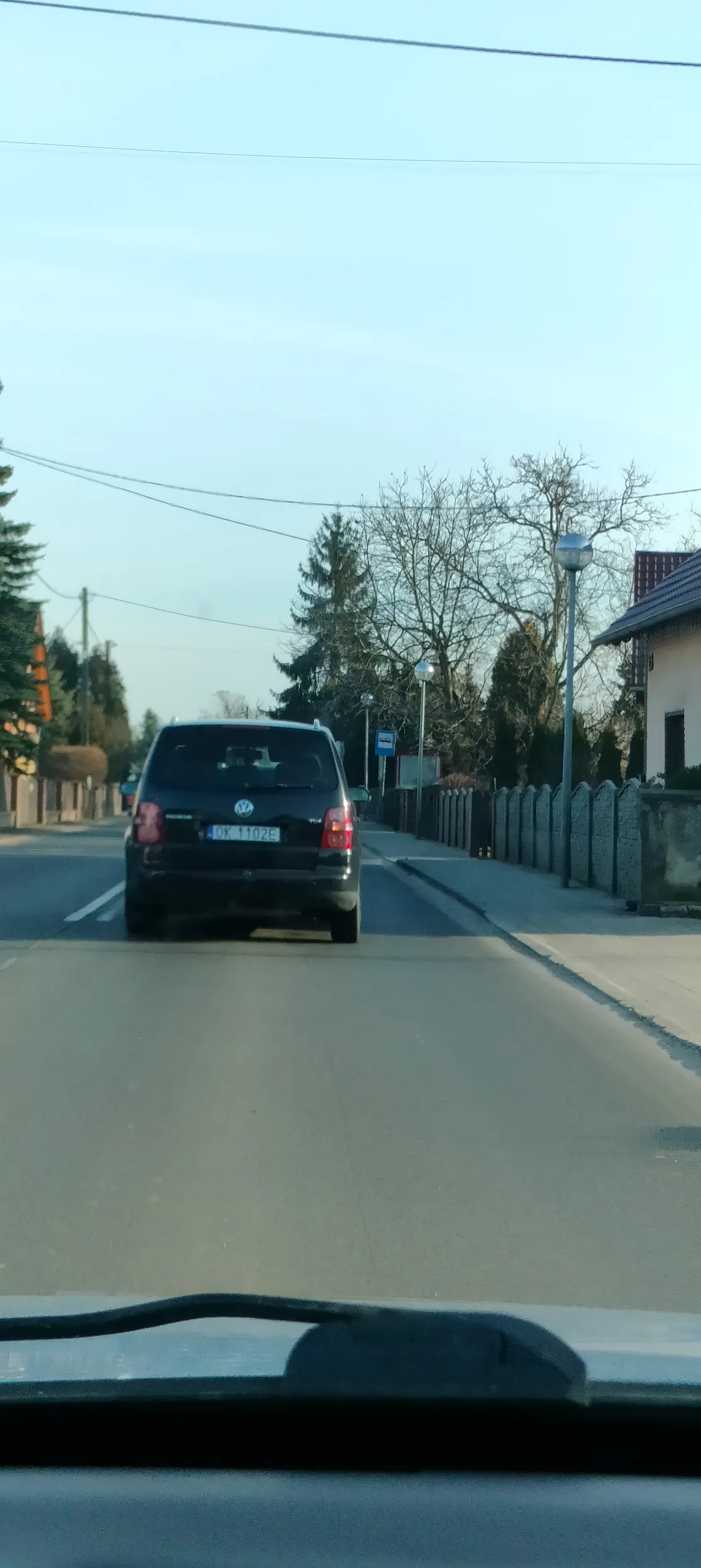 Brawurowa jazda wyprzedzanie trzech samochodów na zakręcie zmuszając pojazdy z przeciwka do hamowania i ucieczki na pas zieleni. Ewidentnie za kierownicą siedział brudas lub inny Cygan z Koźla