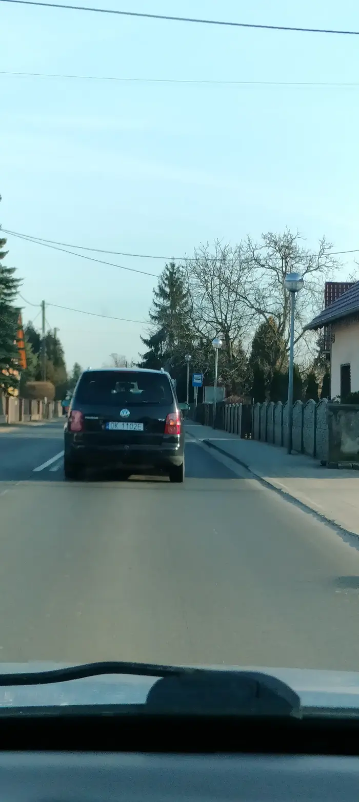 Brawurowa jazda wyprzedzanie trzech samochodów na zakręcie zmuszając pojazdy z przeciwka do hamowania i ucieczki na pas zieleni. Ewidentnie za kierownicą siedział brudas lub inny Cygan z Koźla