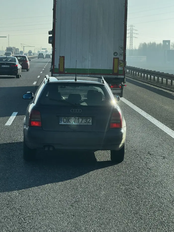 Po przejeździe przez jedne z bramek na autostradzie A4 pas dla ciężarówek się kończy i schodzą na pas po lewej. Dureń z tego rydwanu blokował ciężarówce zjazd na lewy pas jadąc celowo równolegle, już nie wspominając że nie wpuścił jej na suwak.