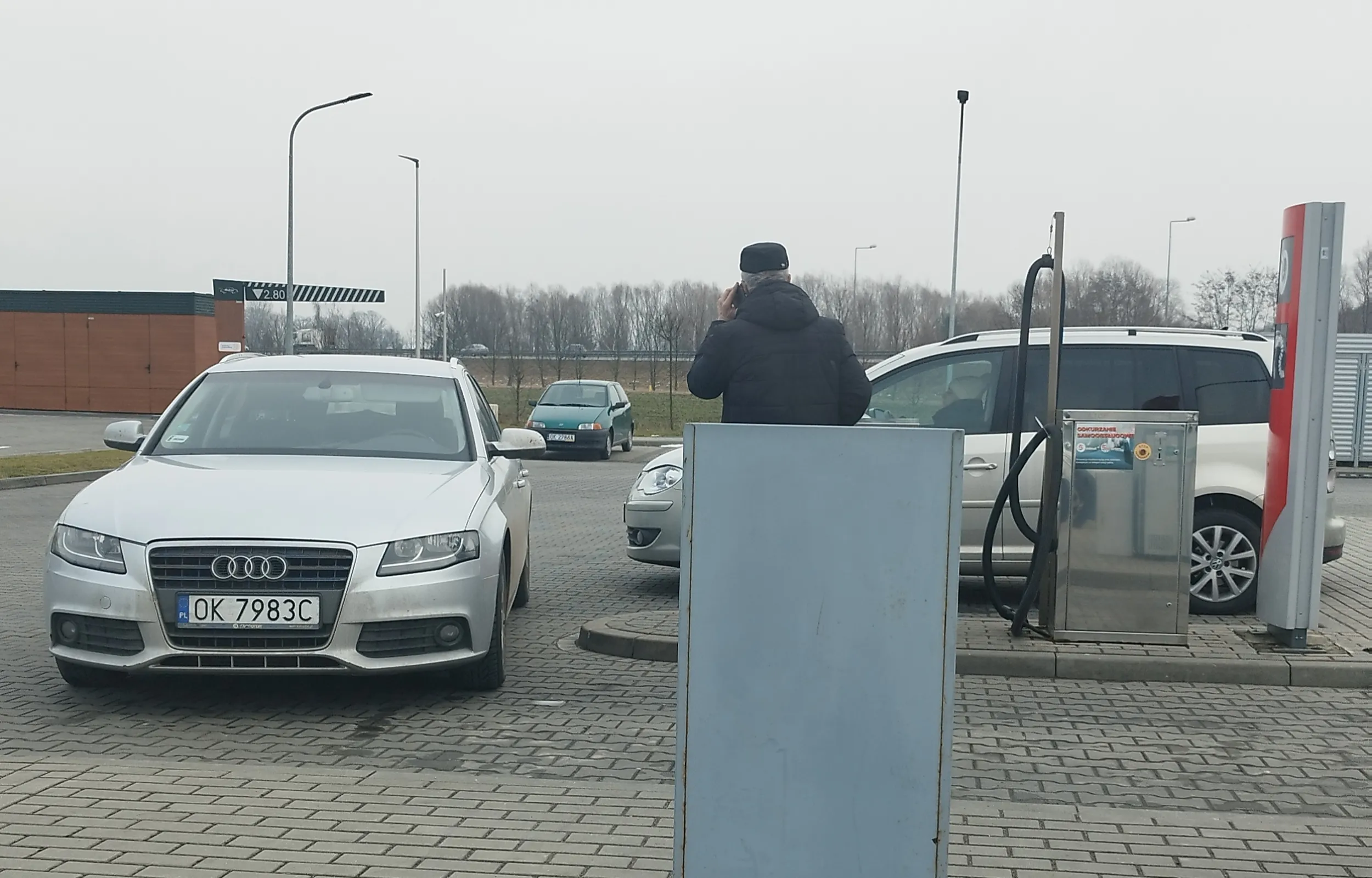 Dziadyga podjechał, podpompował koło, a następnie tak był zajęty rozmową, że nie raczył przestawić auta, by Pani, która chwilę wcześniej skończyła odkurzać, mogła odjechać. Na szczęście po kilku manewrach wyjechała, a dziadyga cały czas gadał...