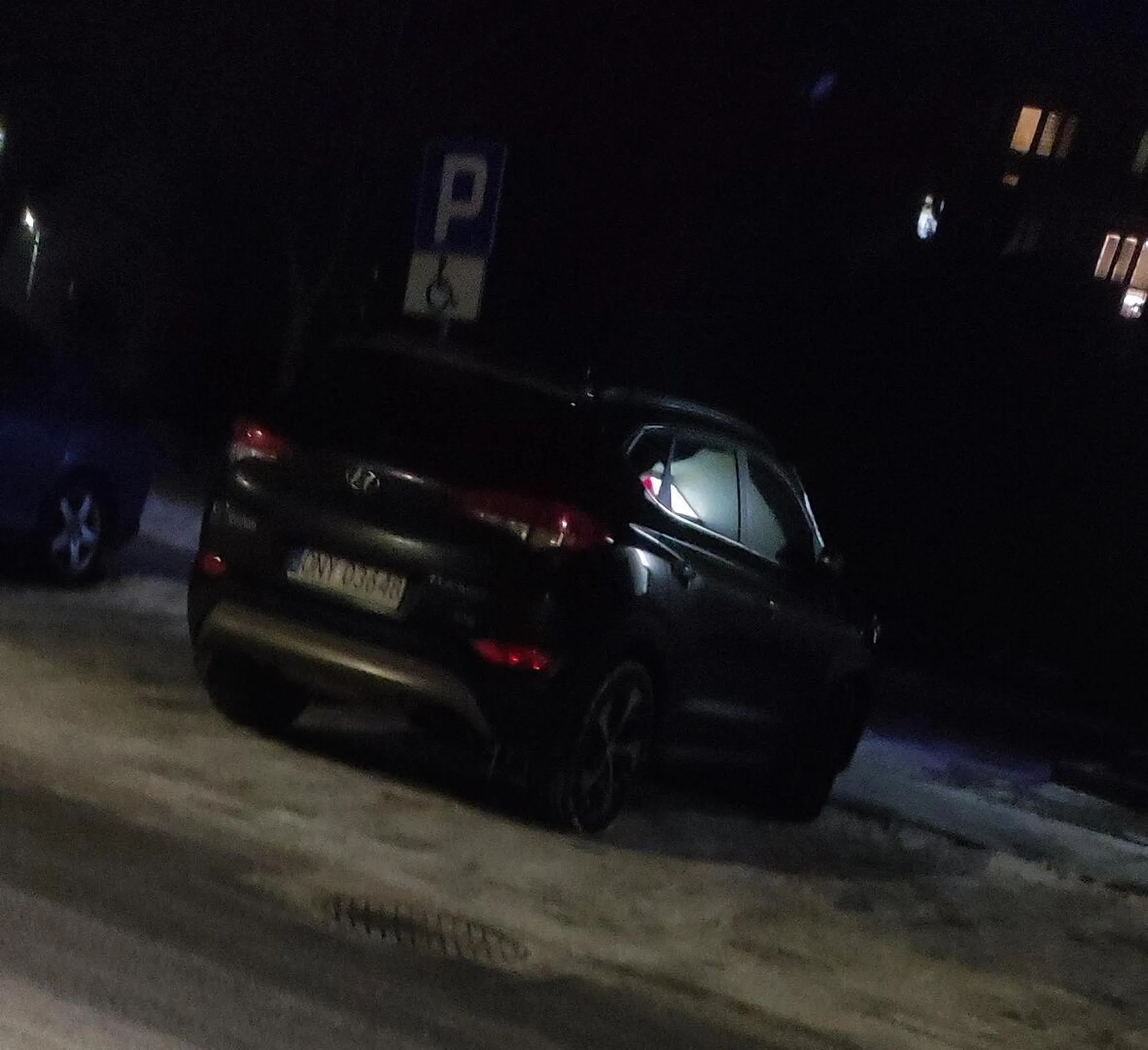 Poddębice, ul. Sobieskiego, stworzone miejsca dla osób niepełnosprawnych. I osoba w pełni sprawna parkuje na dwóch wyznaczonych miejscach dla osób niepełnosprawnych.