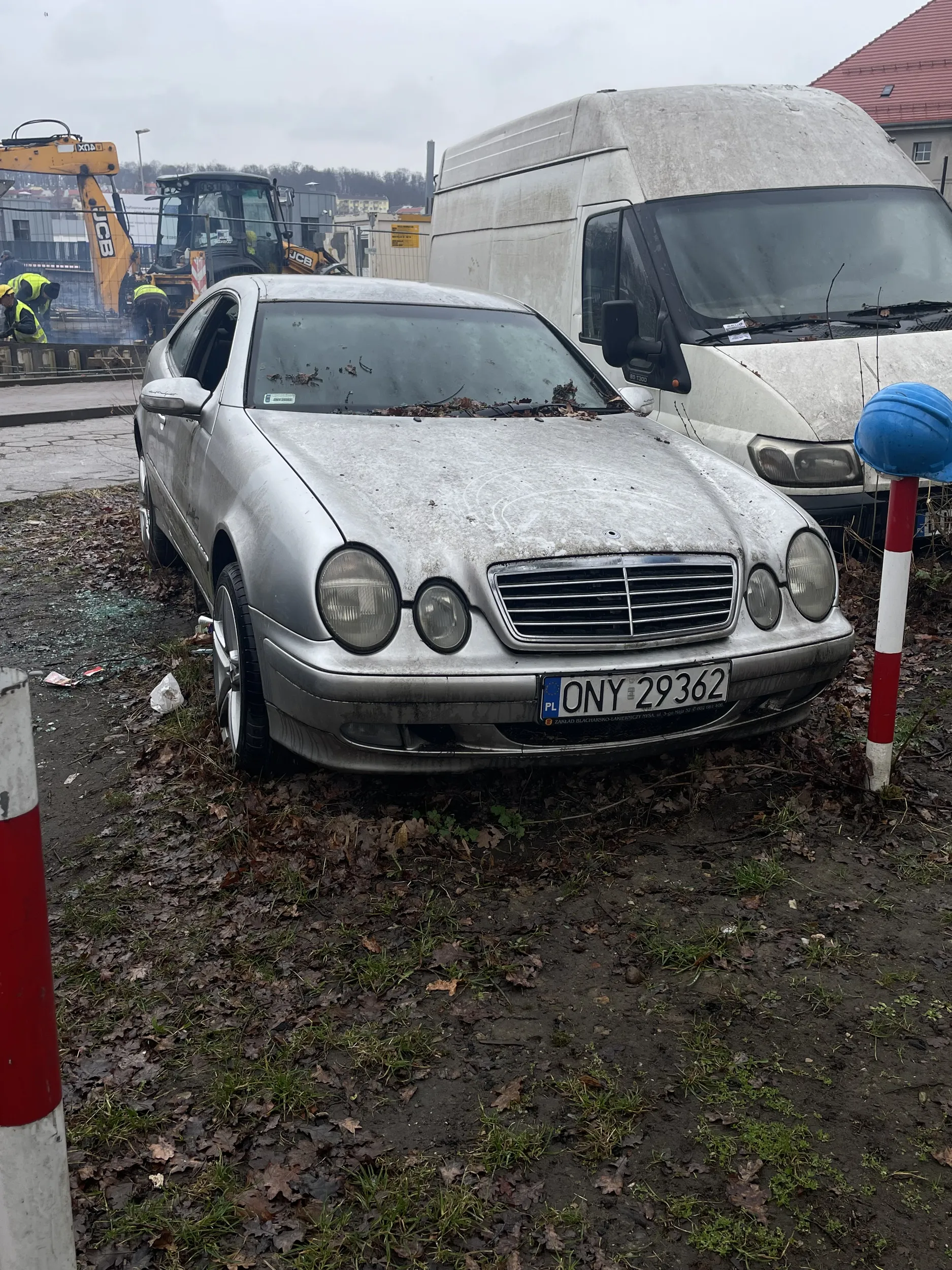 Ciekawe kogo to mercedes jestem zainteresowany kupnem jo asz mi szkoda na niego patrzeć jak go menele okradajom ostatnio szybe wybili