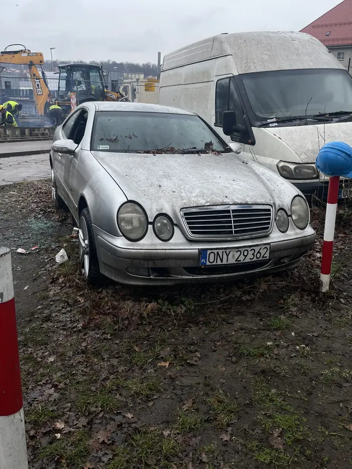 Ciekawe kogo to mercedes jestem zainteresowany kupnem jo asz mi szkoda na niego patrzeć jak go menele okradajom ostatnio szybe wybili