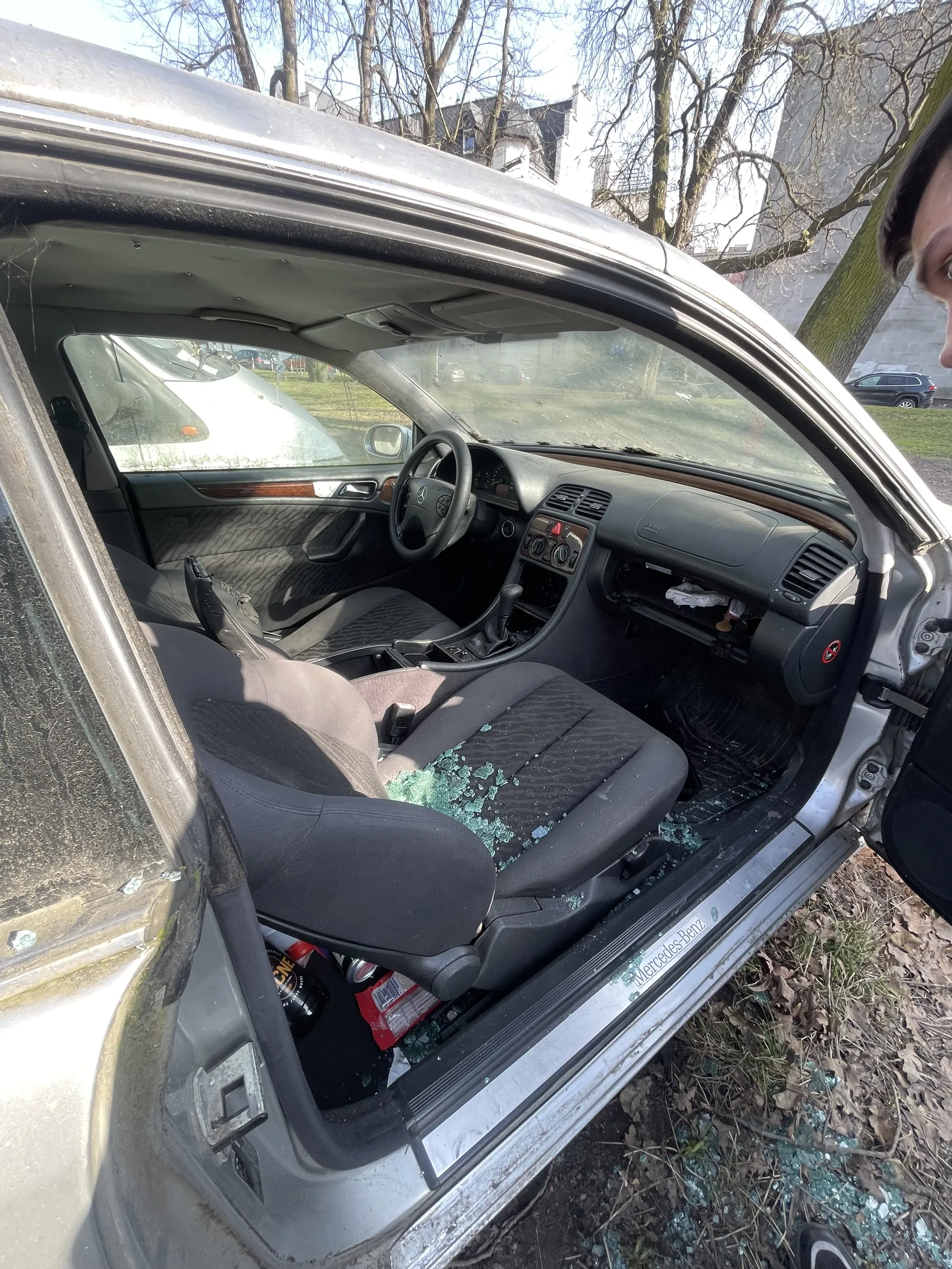 Ciekawe kogo to mercedes jestem zainteresowany kupnem jo asz mi szkoda na niego patrzeć jak go menele okradajom ostatnio szybe wybili