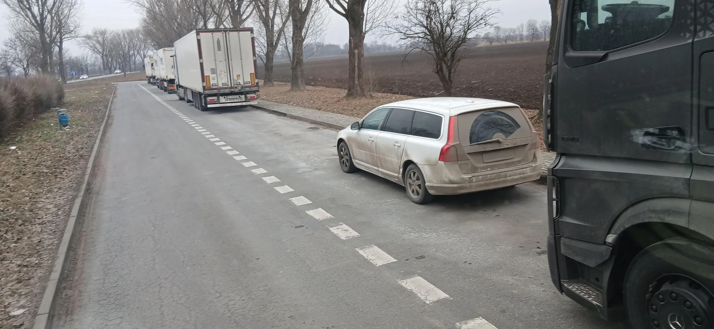 Książę zatrzyma się najeść w przy drożny barze oczywiście na miejscu dla ciężarówek choć cały parking dla osobowych pusty