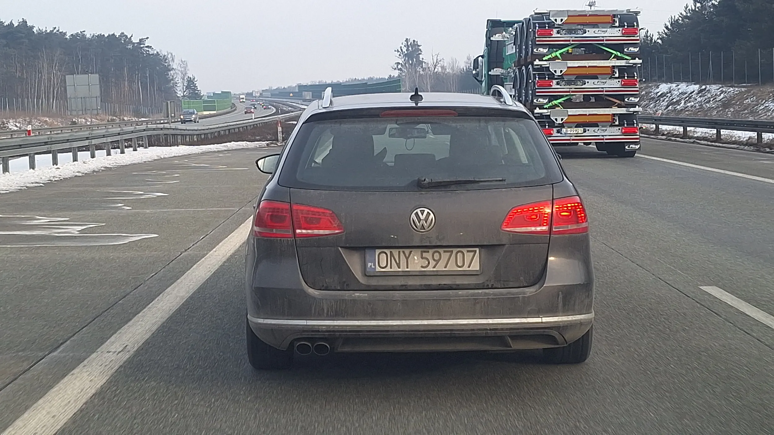 VW PASSAT KOMBI Dość Słabiutki Kierowca, Przy wyprzedzaniu blokuję Pojazdy na Lewym Pasie, Usmiecha się szyderczo :) PASSAT W KAMERKACH.Ciesz się chłopaku ,że musieliśmy się rozjechać bo Zrobiłbym Ci niezłego wstydu ? Pewnie wymuszasz manewry a później Ludzi wrzucasz do Internetu :) OSTRZEGAM ❤️?