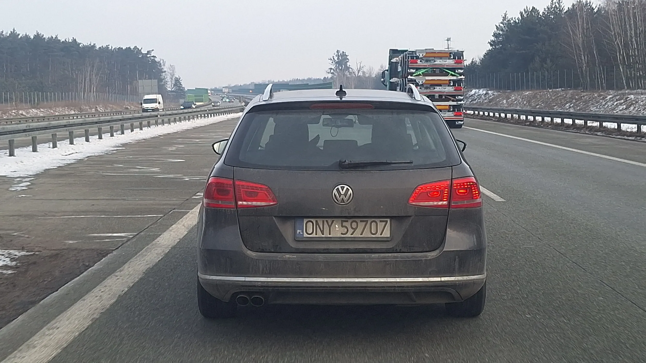 VW PASSAT KOMBI Dość Słabiutki Kierowca, Przy wyprzedzaniu blokuję Pojazdy na Lewym Pasie, Usmiecha się szyderczo :) PASSAT W KAMERKACH.Ciesz się chłopaku ,że musieliśmy się rozjechać bo Zrobiłbym Ci niezłego wstydu ? Pewnie wymuszasz manewry a później Ludzi wrzucasz do Internetu :) OSTRZEGAM ❤️?