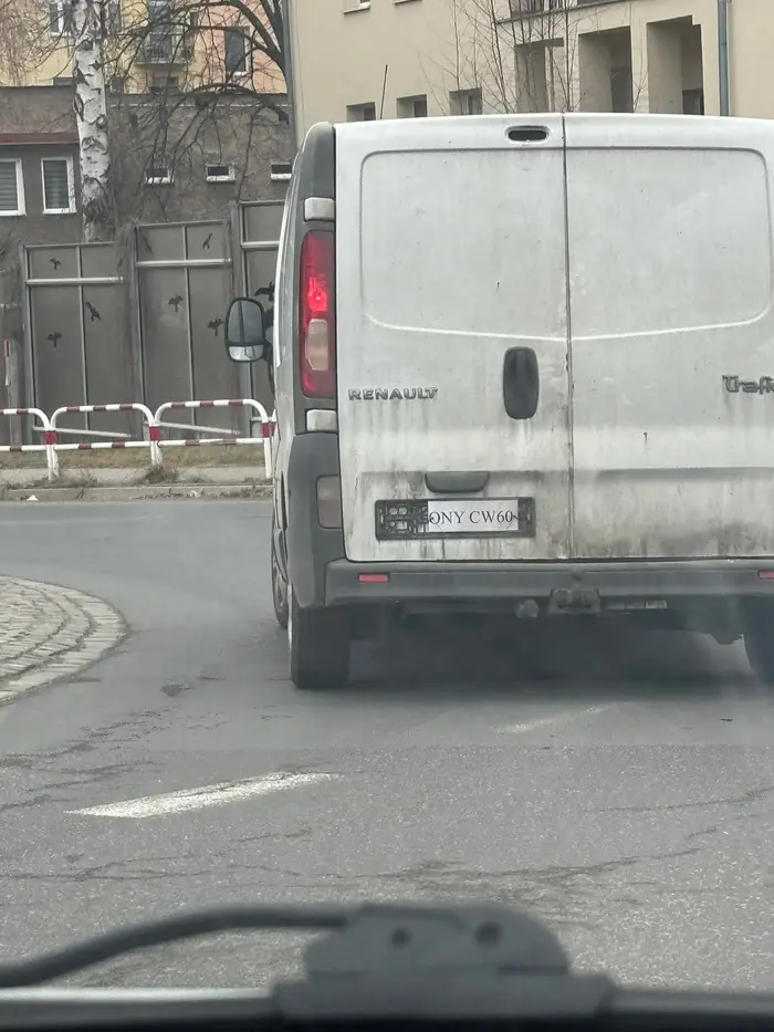 Szacunek dla kierowcy Renault za wydrukowanie sobie tablicy tymczasowej, nie karmimy pieniędzmi starostwa za wyrobienie tablicy, cóż za piękny sprzeciw władzy.