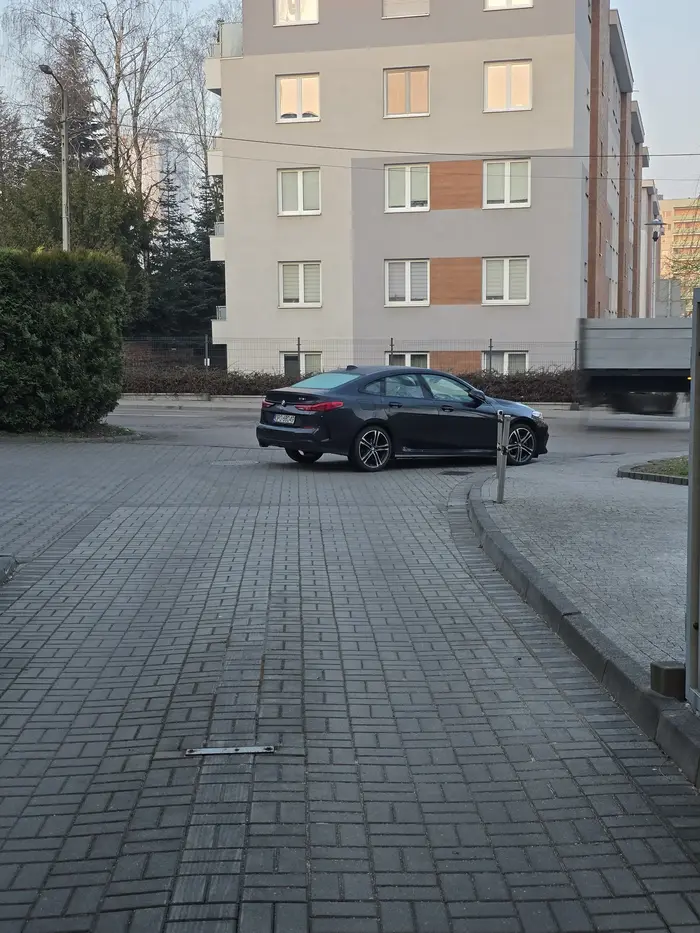 Po sposobie parkowania stwierdzam, że prawko to chyba dostał za świniaka. Zablokowany wjazd na parking do firmy.