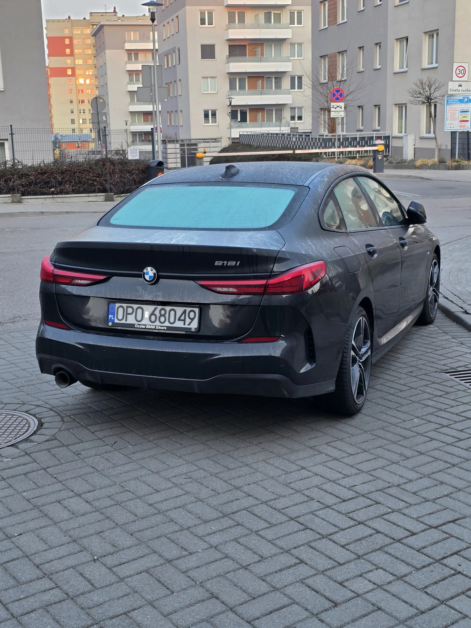 Po sposobie parkowania stwierdzam, że prawko to chyba dostał za świniaka. Zablokowany wjazd na parking do firmy.