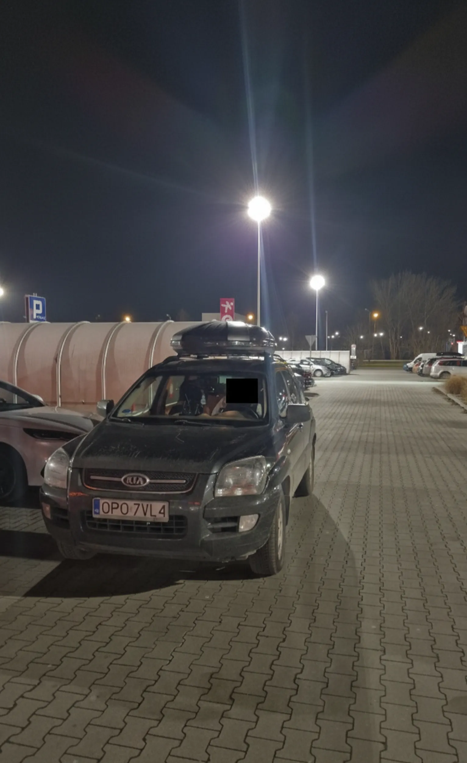 Stoi na drodze i utrudnia ruch, po zwróceniu uwagi prześmiewczo dogaduje kawał chama