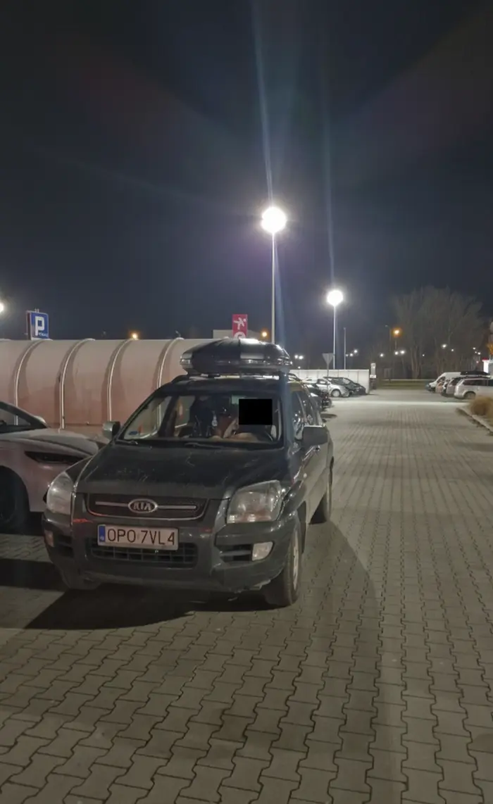 Stoi na drodze i utrudnia ruch, po zwróceniu uwagi prześmiewczo dogaduje kawał chama