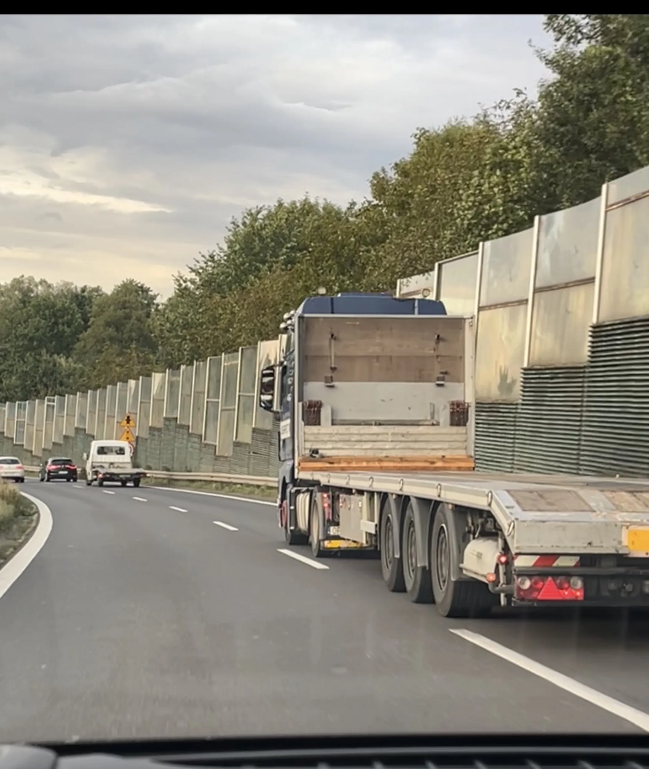 Kierowca ciężarówki zachował się skrajnie nieodpowiedzialnie. Wyprzedzał w niebezpieczny sposób, a następnie zajechał mi drogę, zmuszając do gwałtownego hamowania. Takie manewry stwarzają ogromne zagrożenie dla innych uczestników ruchu i są niedopuszczalne, zwłaszcza w przypadku pojazdu ciężarowego. I zakazu wyprzedzania