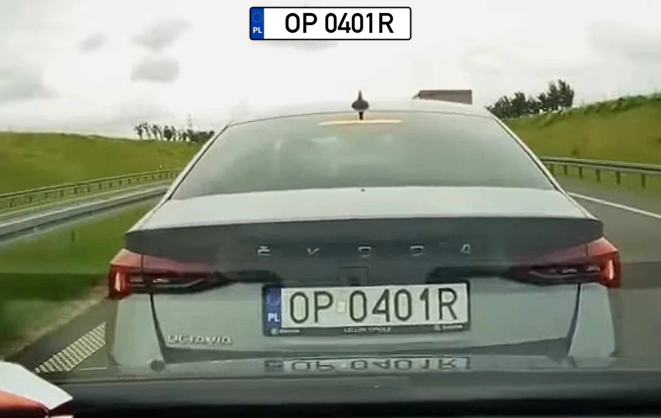 Zajeżdż drogę, hamuje i jeszcze robi zdjęcia