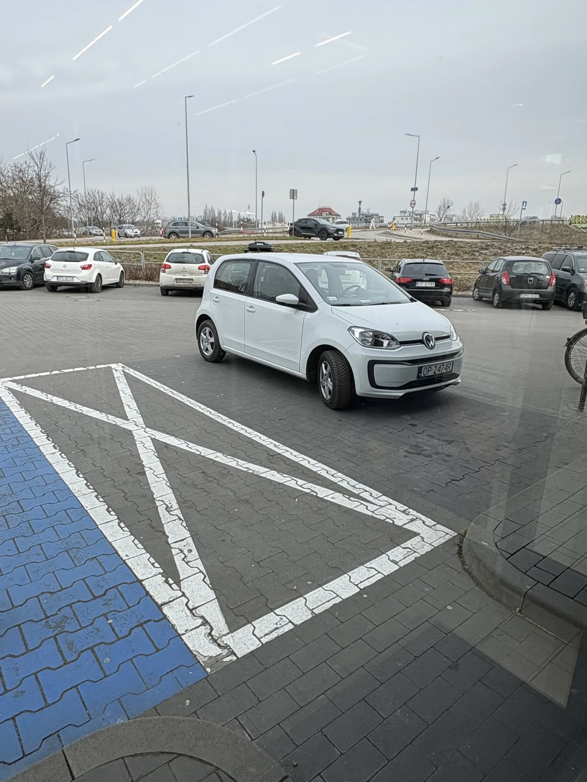 Wjedź do samego sklepu, matołko.