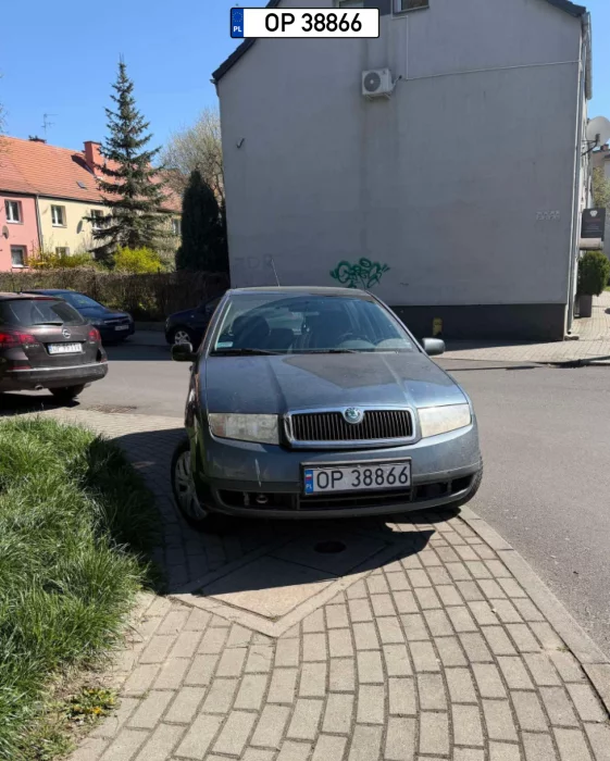 Idę sobie aż tu nagle jedzie na mnie samochód :0 ale po chwili ufff on TYLKO stoi