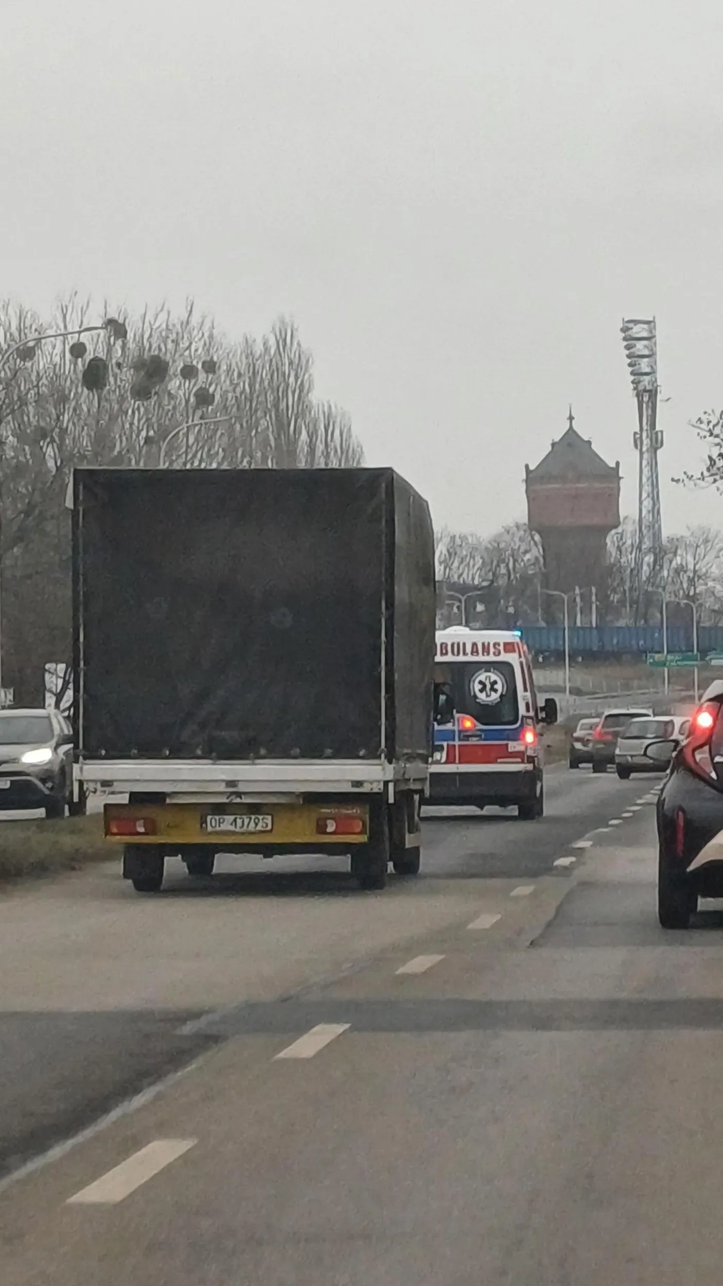 bandyta, pruje korytarzem życia zaraz za karetką, o mało co nie spowodował dwóch wypadków na odcinku 100 metrów