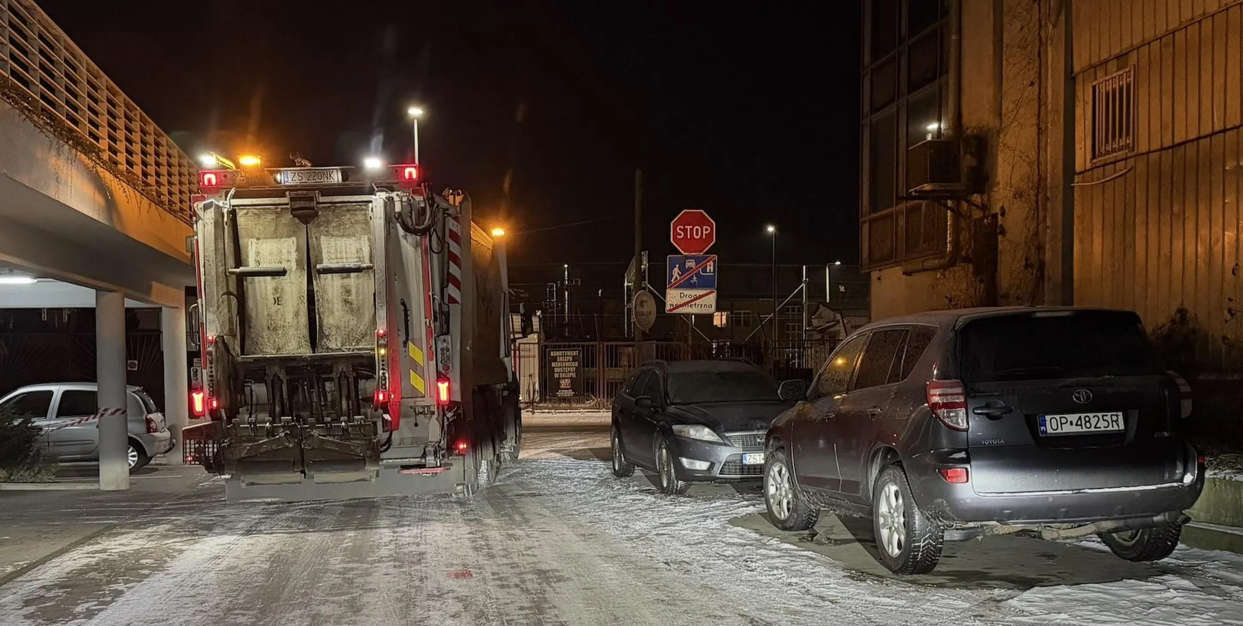 Strefa zamieszkania + droga pożarowa, no i co z tego? przecież to nie ja blokuję przejazd. Zresztą możesz poczekać, przecież nie jedziesz na SOR.