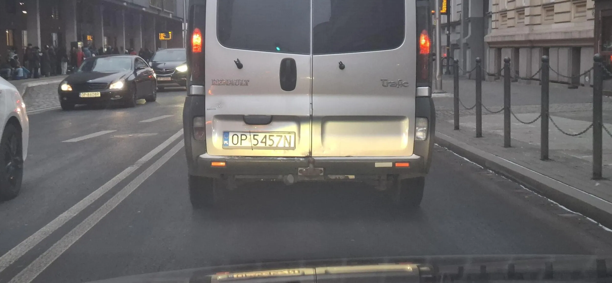 Kierowca ewidentnie narwany niezna przepisów ruchu drogowego nie rozumie ,ze nie ma miejsca na wjazd w godzinach szczytu ,wyszedł do auta próbował otworzyć drzwi jednak po otworzeniu przeze mnie zaczął uciekać, także więcej odwagi szablozebny