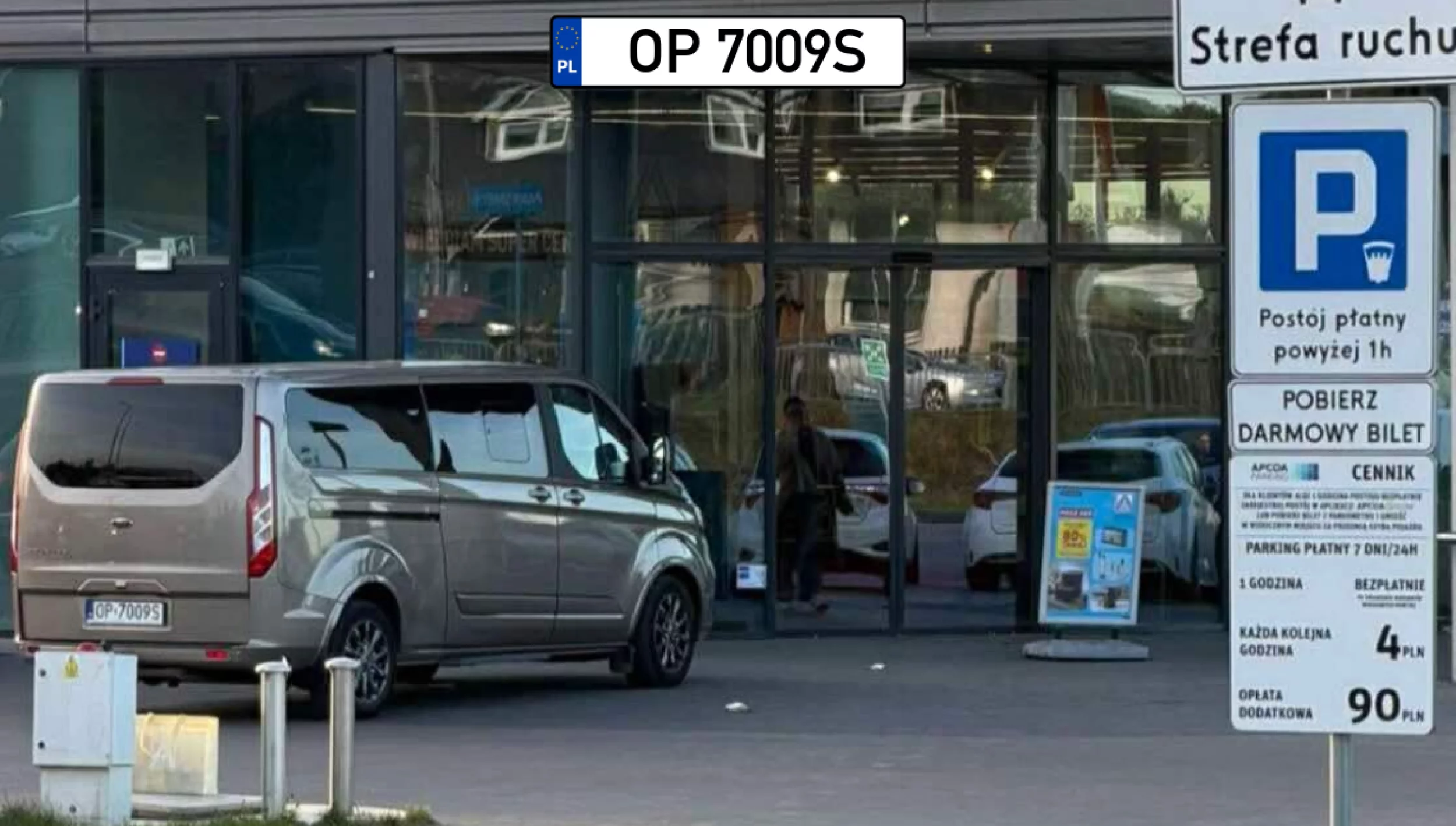 Zdzisiu! otwórz to wjadę do sklepu.