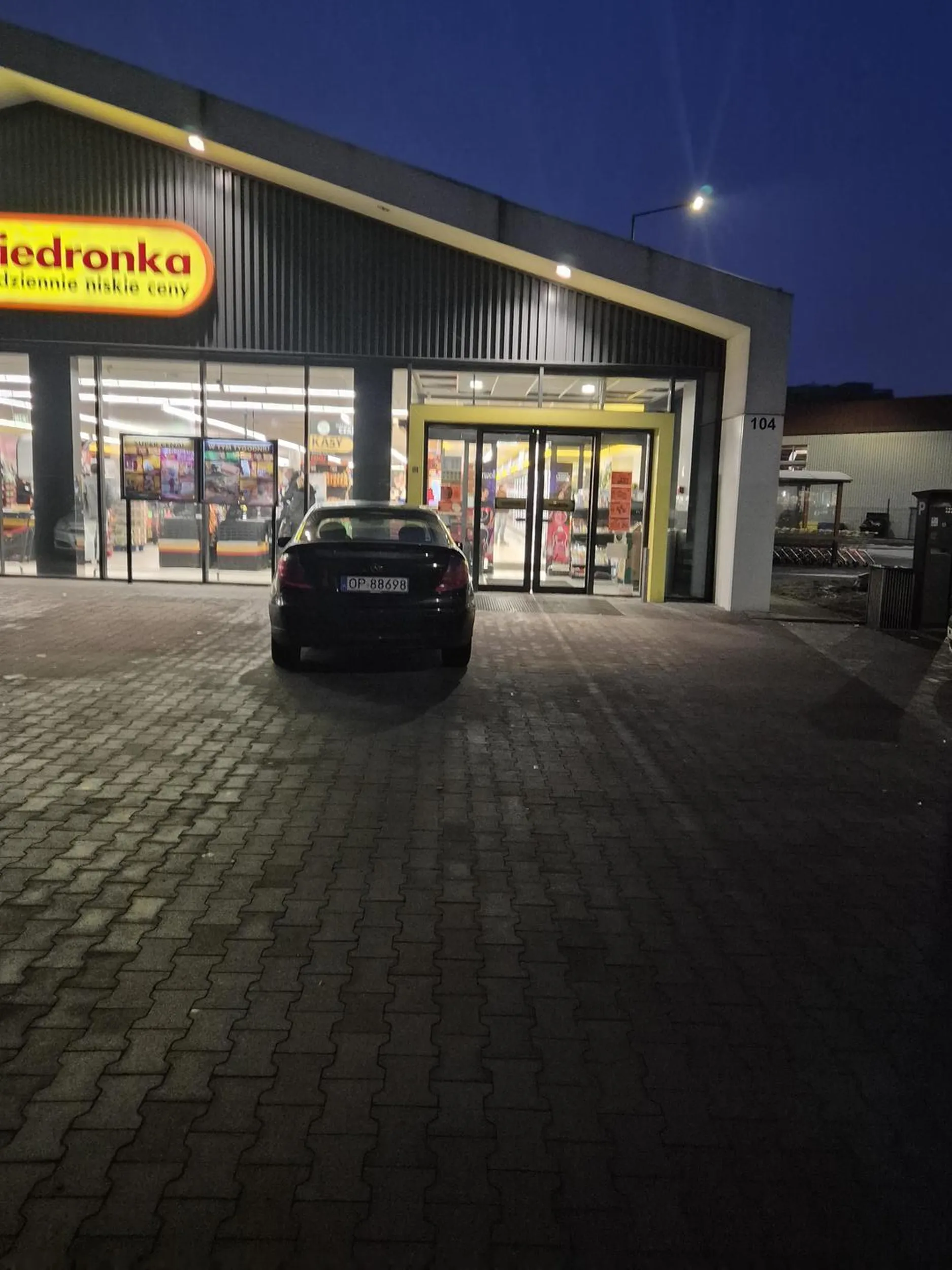 Wybitny kierowca prawie się udało zaparkować w sklepie