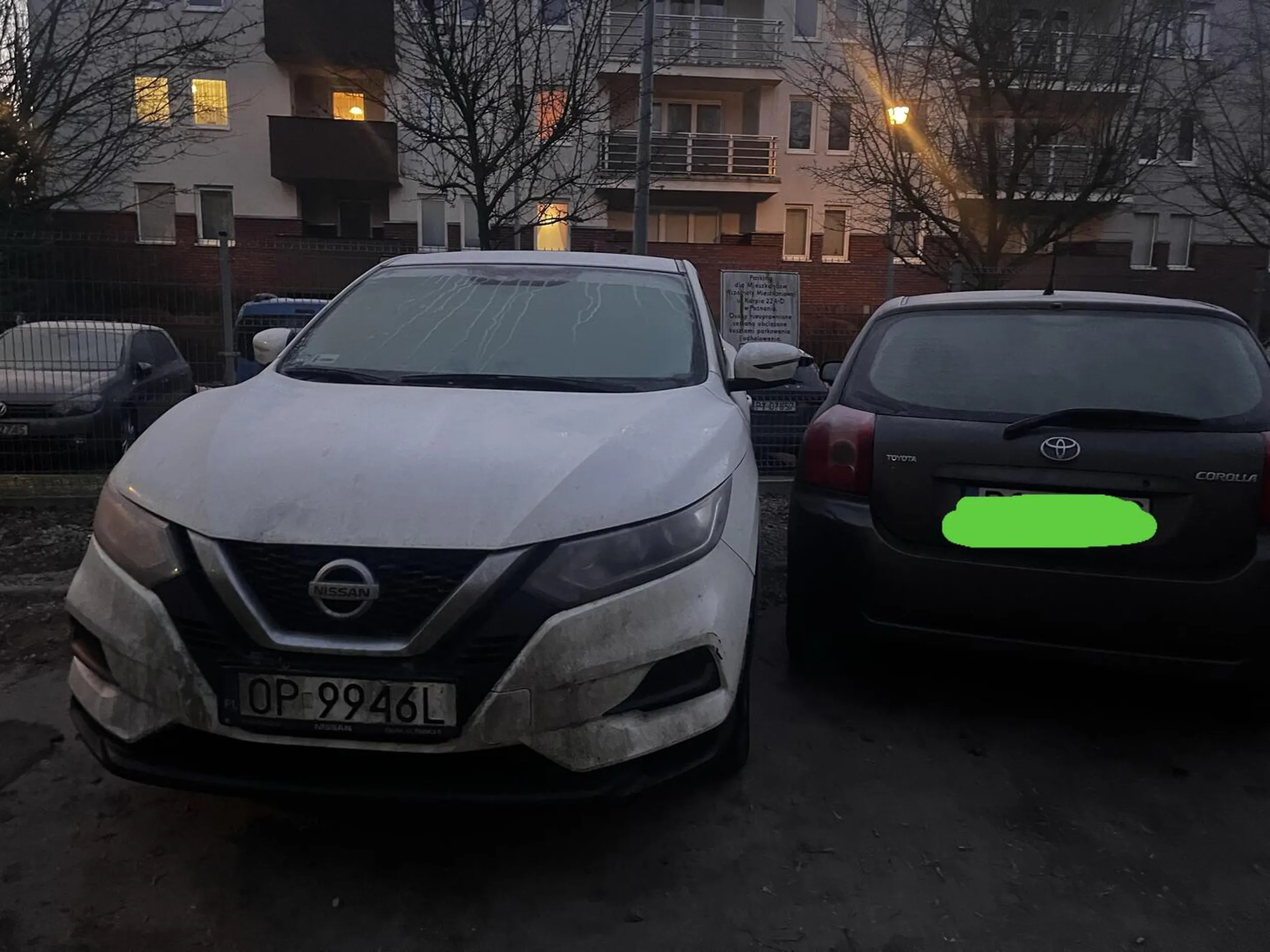typ parkuje w takim sposób że blokuje innym wejście do samochodu. Chodząca porażka.