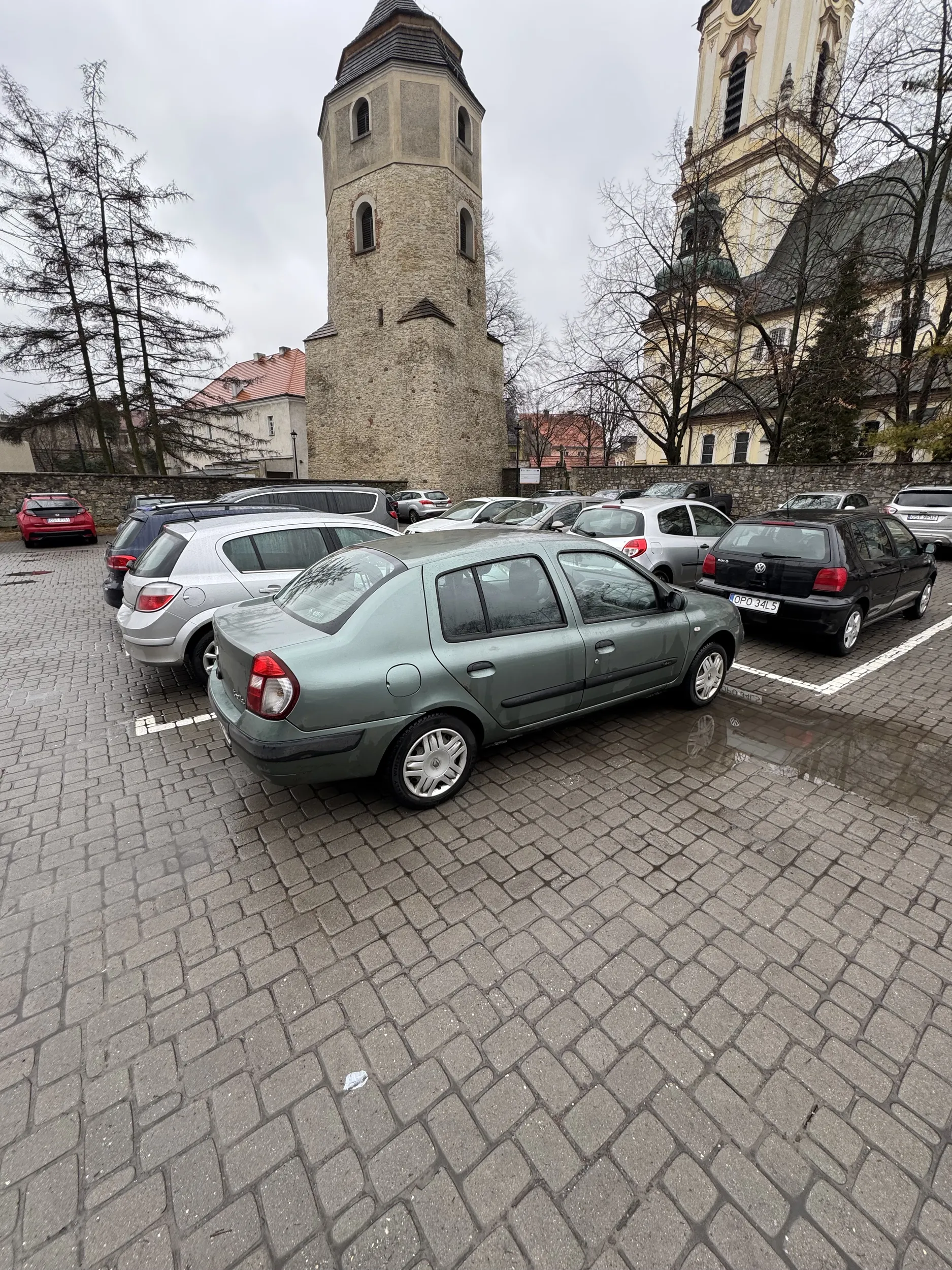 W liniach aż tak ciężko zaparkować, chciałem obok przejechać niestety nie było miejsca. Nie pozdrawiam