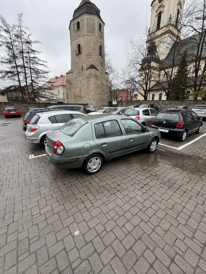 W liniach aż tak ciężko zaparkować, chciałem obok przejechać niestety nie było miejsca. Nie pozdrawiam