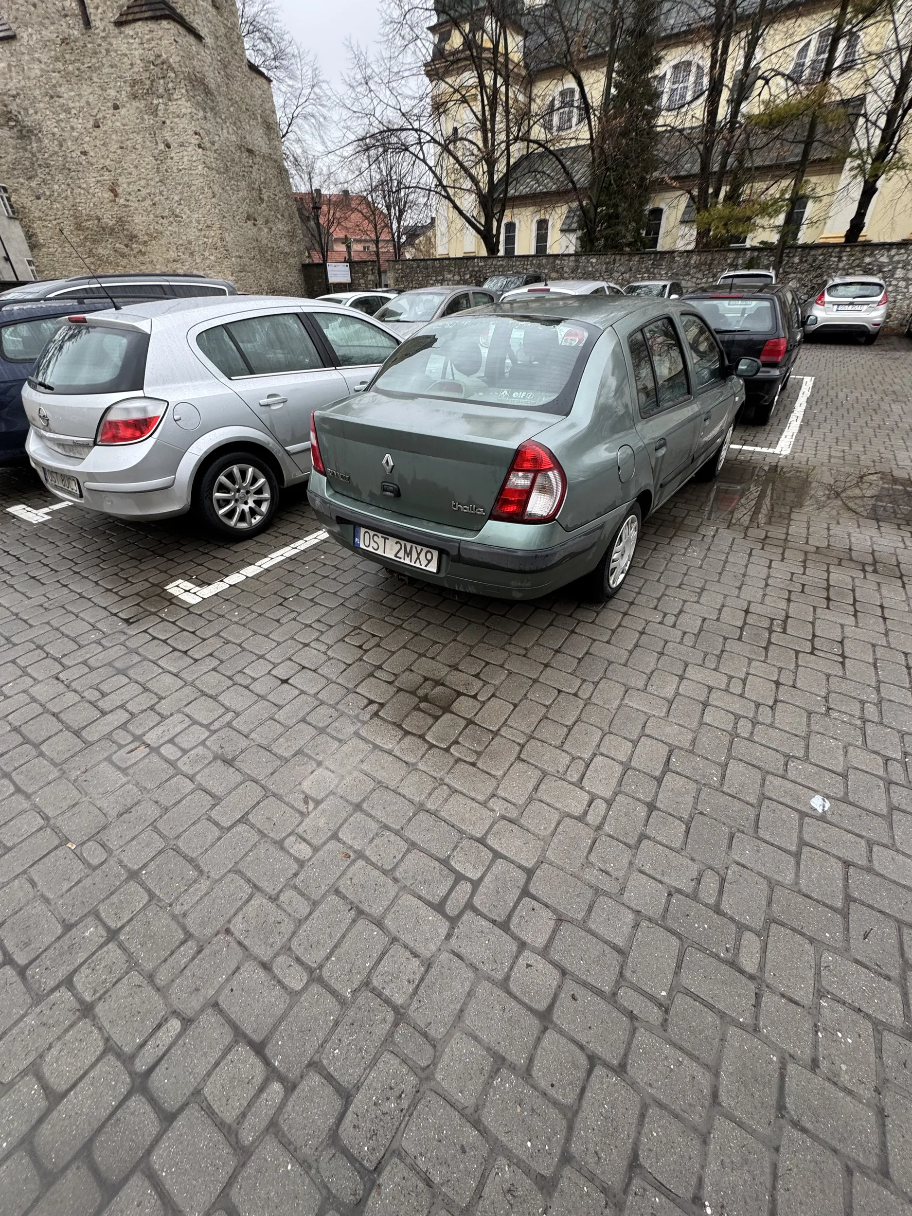 W liniach aż tak ciężko zaparkować, chciałem obok przejechać niestety nie było miejsca. Nie pozdrawiam