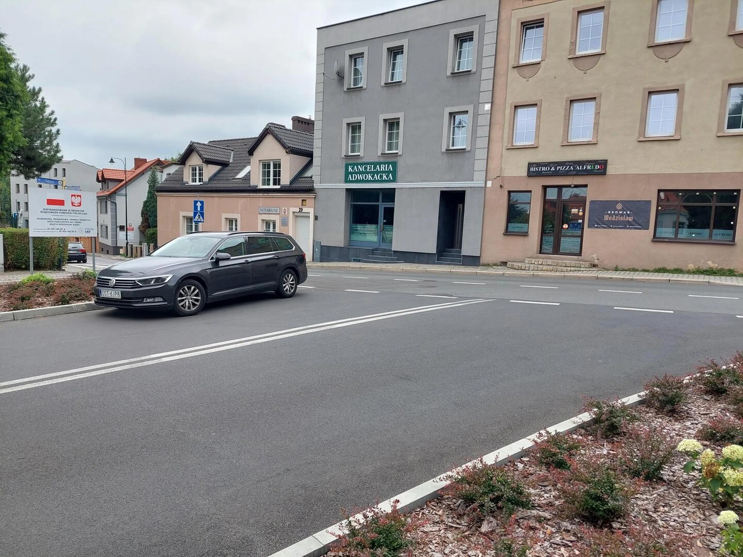 Naucz się parkować patałachu. Na skrzyżowaniu? Serio?