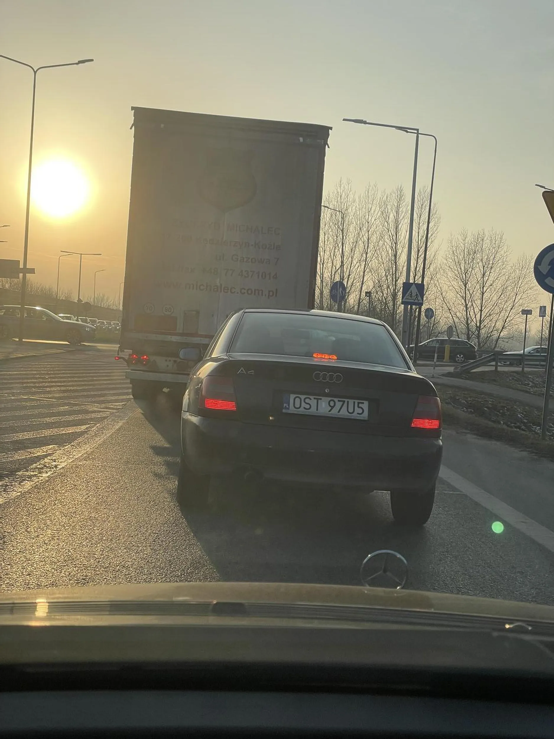 Gdy kończy się jeden z pasów ruchu stosuje się jazda na suwak, stoimy w korku,  ten gościu na prawym, ja na lewym który się kończy, mnie nie wpuszcza i jeszcze rękami coś tam macha (norma skoro prawko wygrał w czipsach, chociaż wątpię że w ogóle go ma, skoro nie zna podstawowych przepisów drogowych)