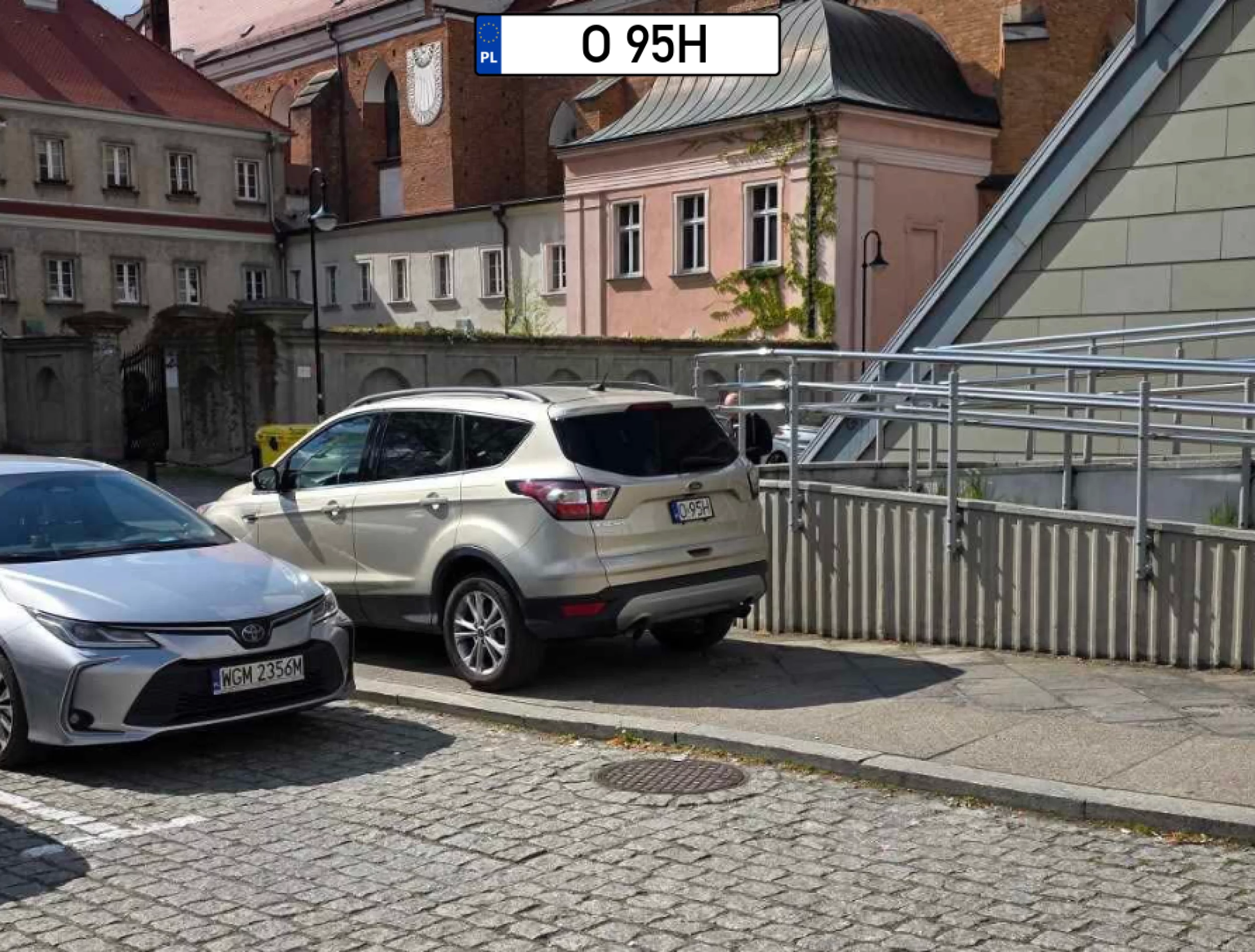 Podjazd sugeruje, że kierowca ma właz od góry w tym czołgu i jest żołnierzem z psychiatryka.