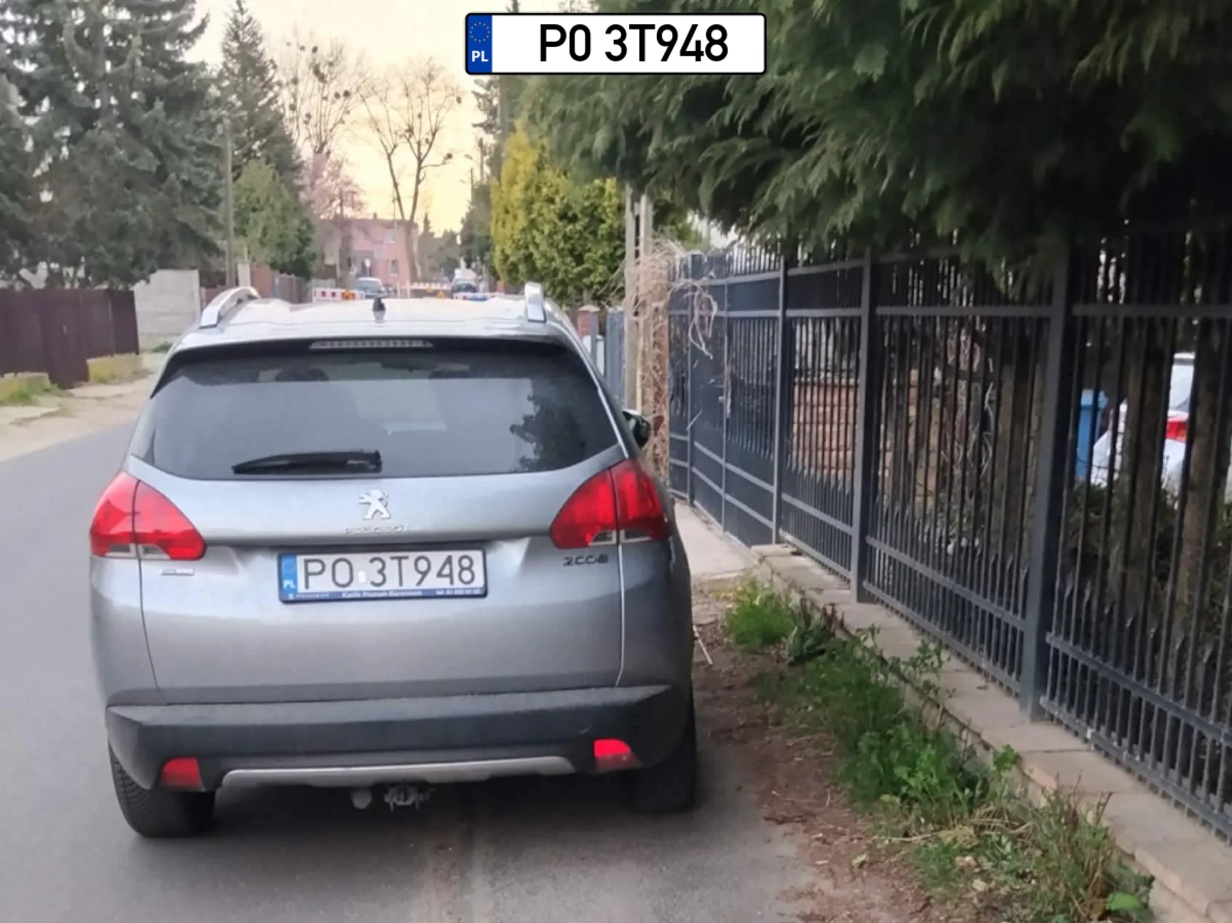 „Stoi oszołom sobie na chodniku,Poznań Wola ul. NIEMENSKA 9 zadowolony ,że pieszych wyrzucił ma ulicę