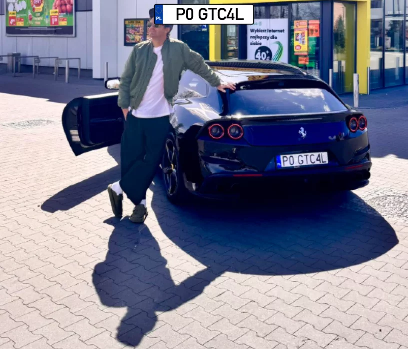 Kuba Wojewódzki opala się przed sklepem. Parking jest obok czynny nawet w święta