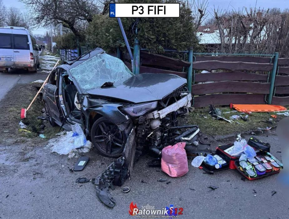 W Sieprawiu doszło do tragicznego wypadku. Samochód osobowy, którym podróżowały dwie młode osoby, wypadł z jezdni. 