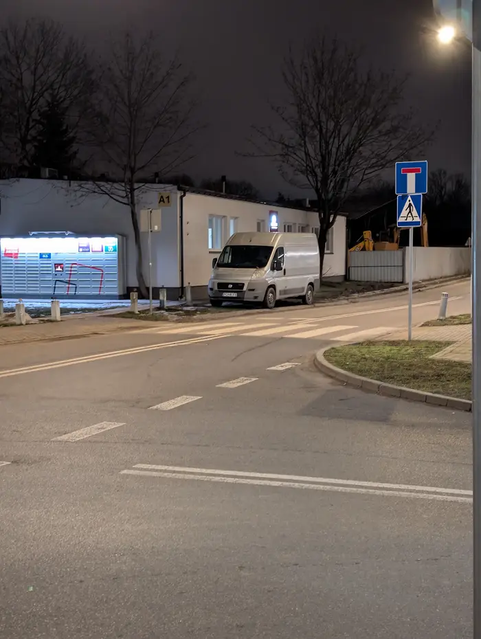 Panowie postawili sobie furkę przed pasami i poszli w piz*u