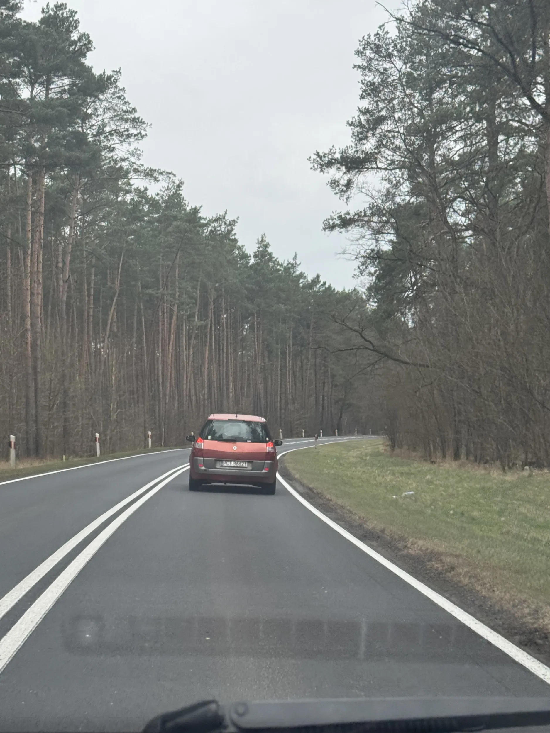 Osoba prawdopodobnie z niskim ilorazem inteligencji, jedzie 70 i przyspiesza do 110 przy probie wyprzedzania