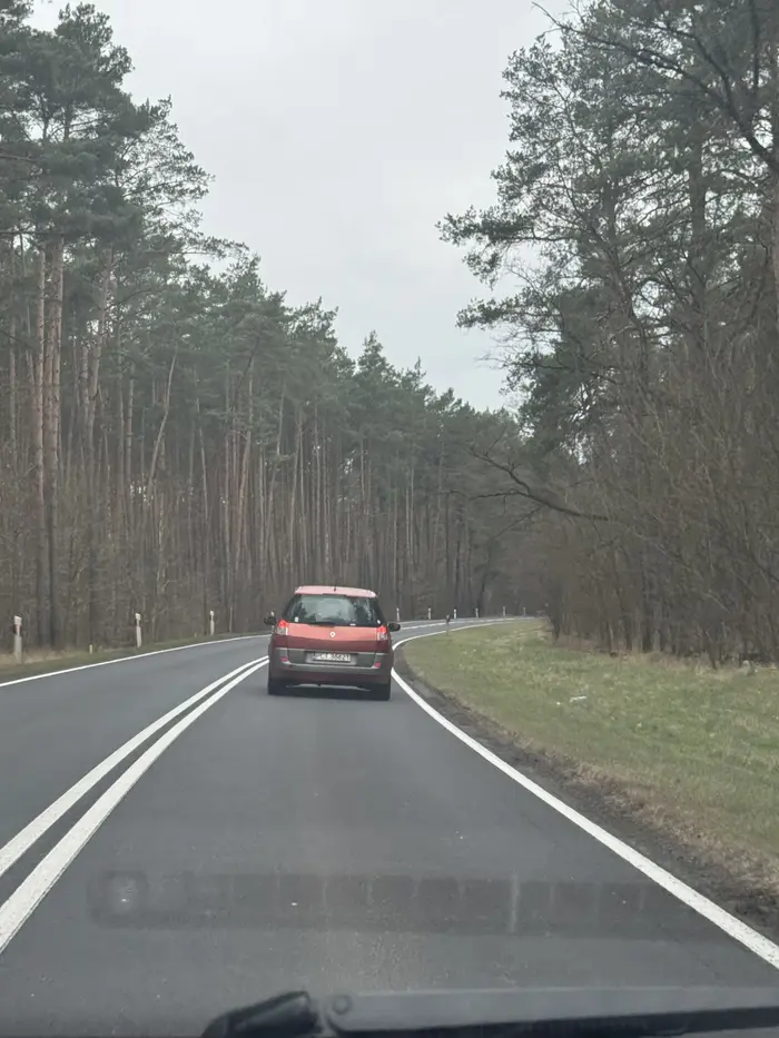 Osoba prawdopodobnie z niskim ilorazem inteligencji, jedzie 70 i przyspiesza do 110 przy probie wyprzedzania