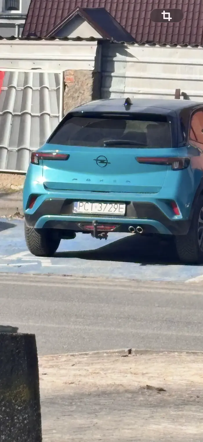 Auto stanelo na miejscu na niepelnosprawnych.