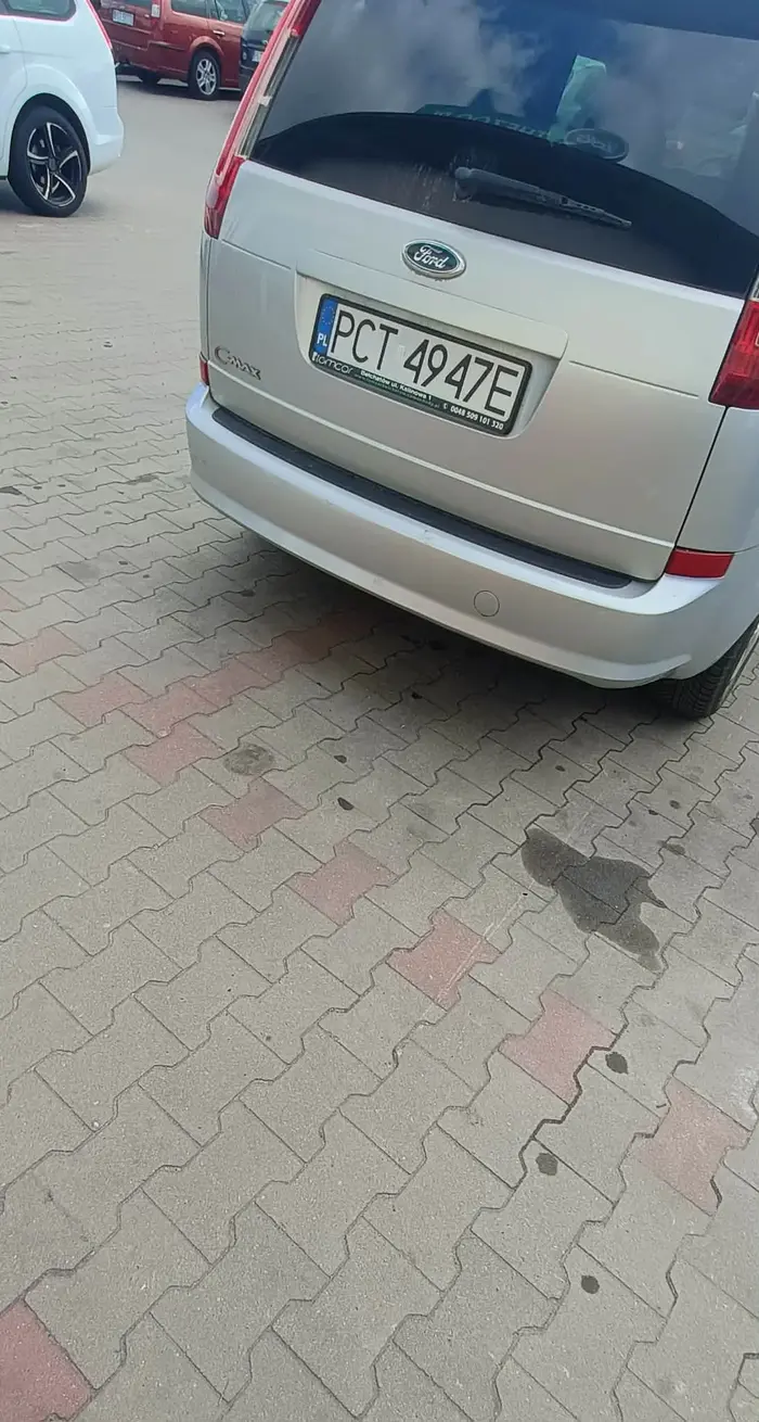 Parking chyba krzywo namalowany