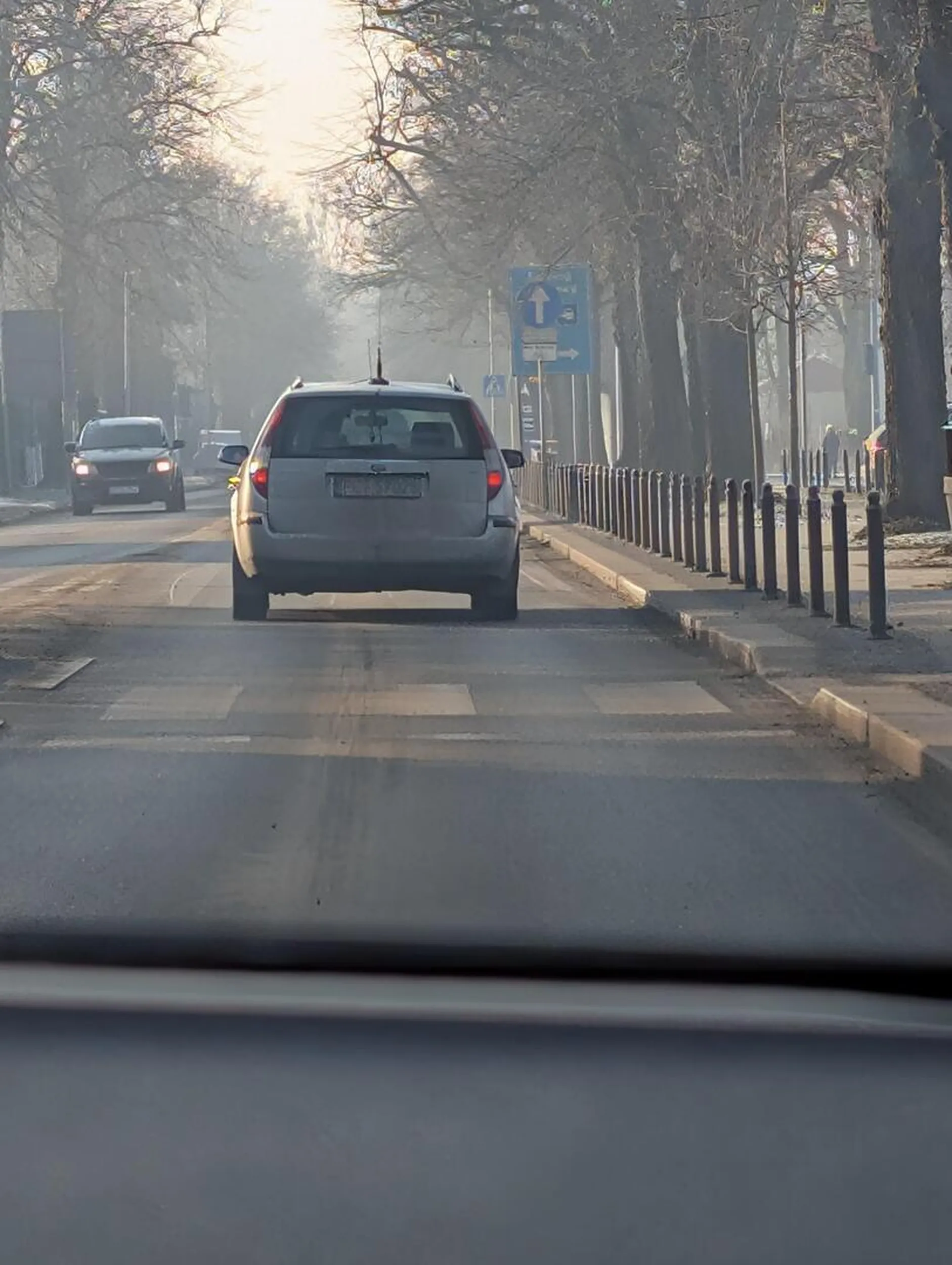 Jedzie jak naćpany robi wężyki agresywnie skręca, na pasie do skrętu w lewo pojechał zajeżdżając drogę i zmuszając do hamowania