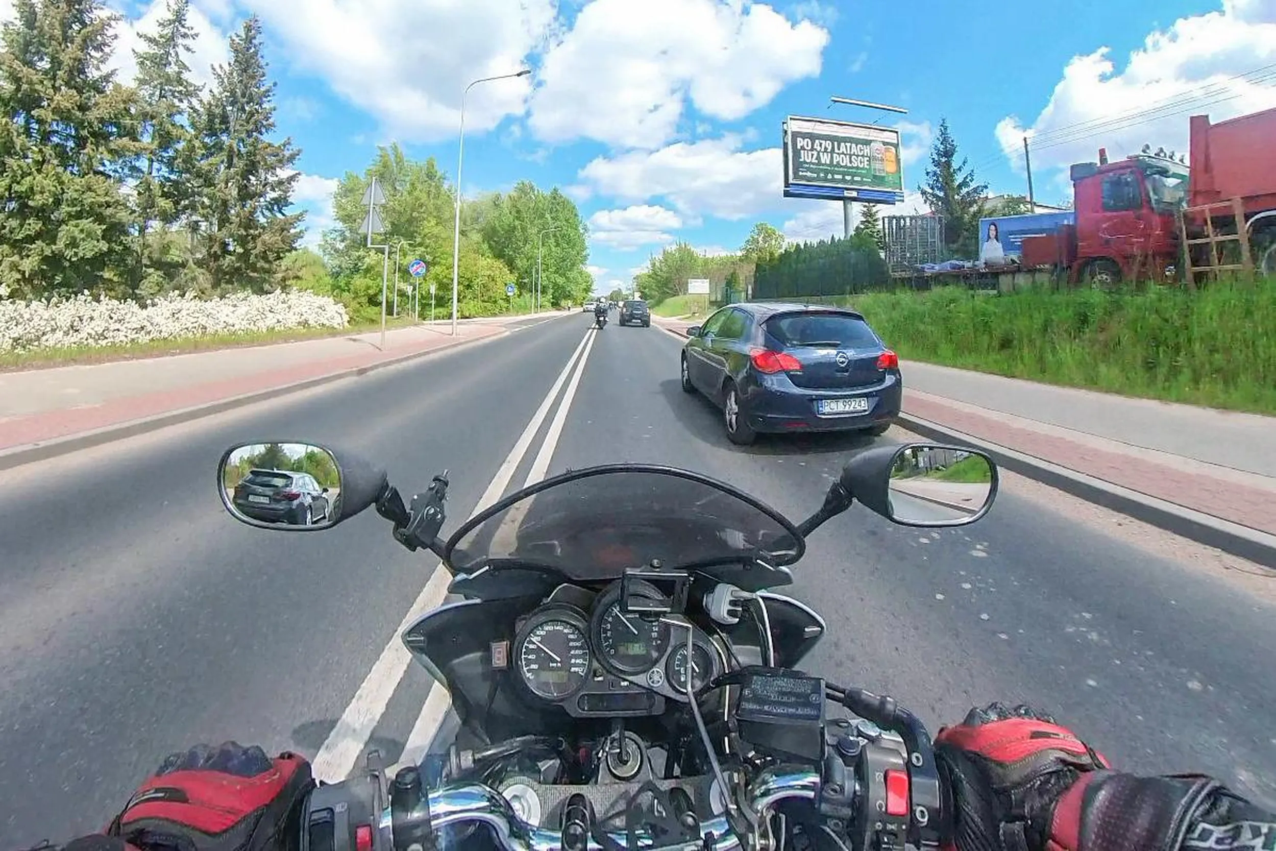 Uprzejmy kierowca względem motocyklistów - robi miejsce na drodze, żeby się nam jechało sprawnie i bezpiecznie. Dziękuję i LwG!