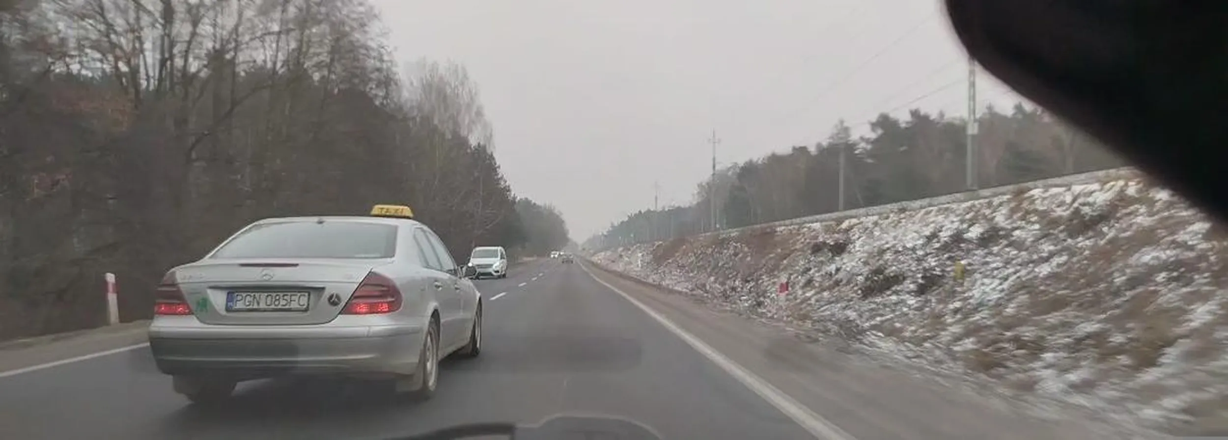 Złotówa tak się spieszył do Lidla, że szedł na trzeciego na czołówkę. Wyprzedzał auto jadące 89,7km/h na ograniczeniu do 90.