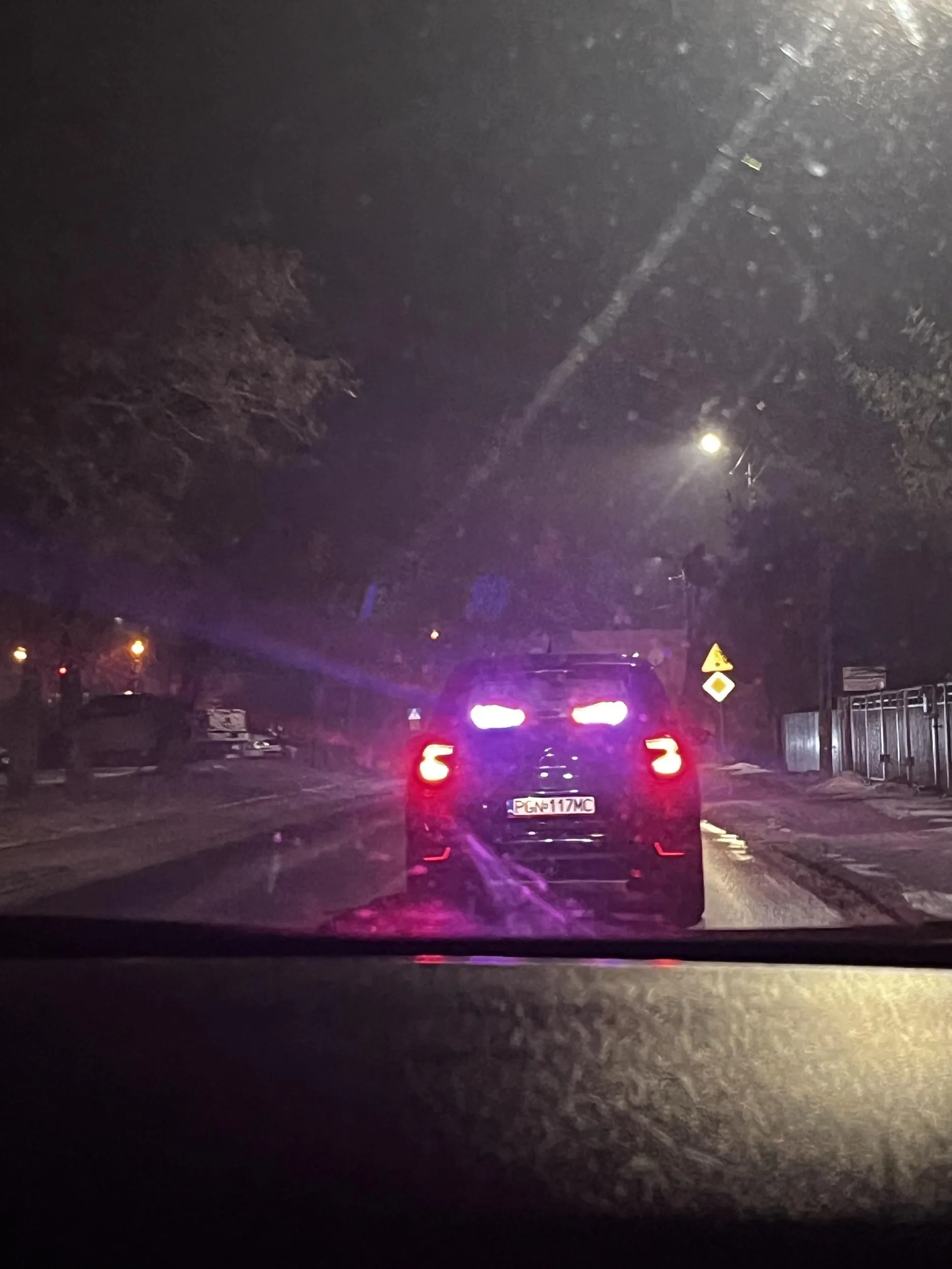 Zdejmi te ledy na tylnej szybie bo strasznie oślepiają