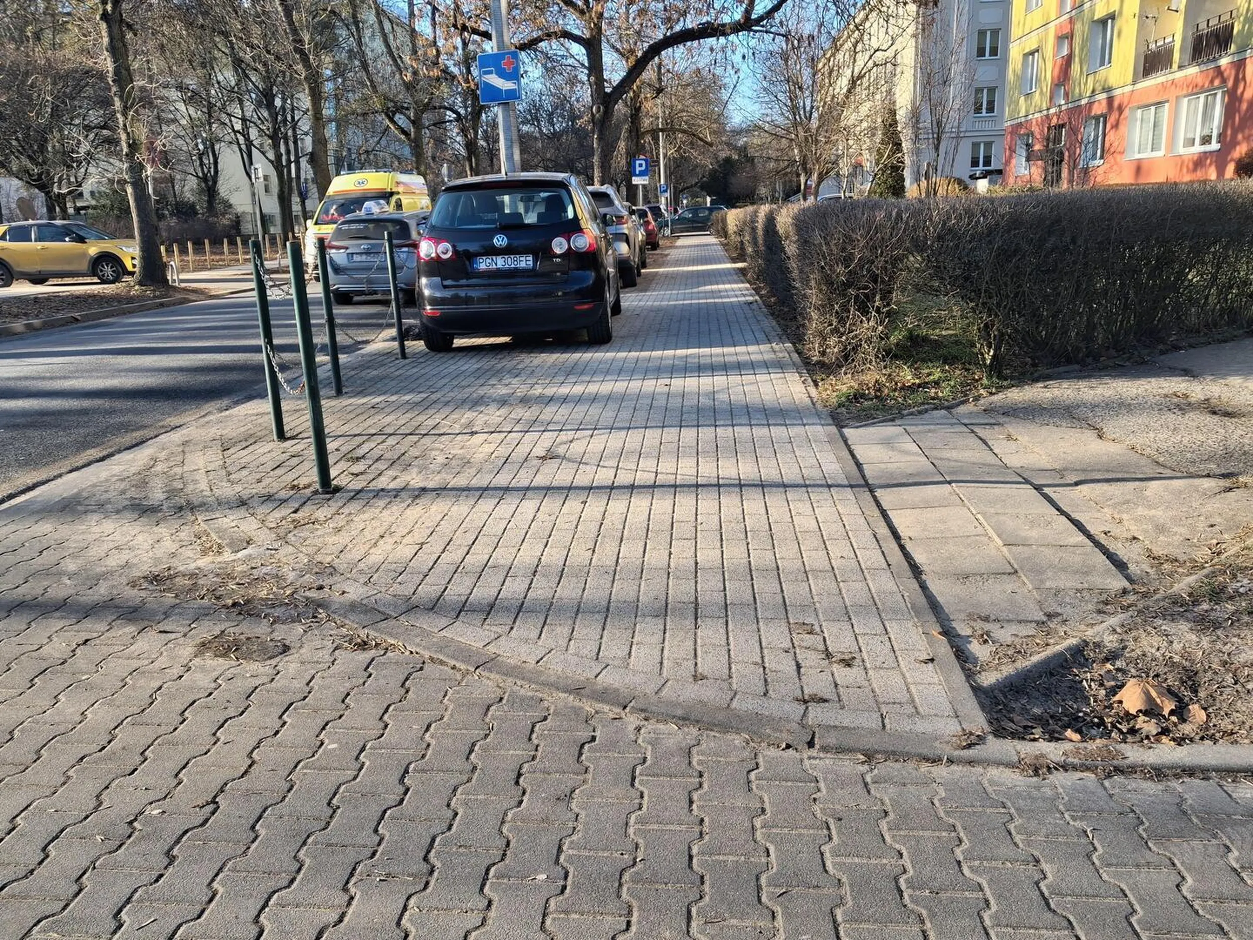 Kierowca wjechał wzdłuż po chodniki by zaparkować w miejscu nie wyznaczonym