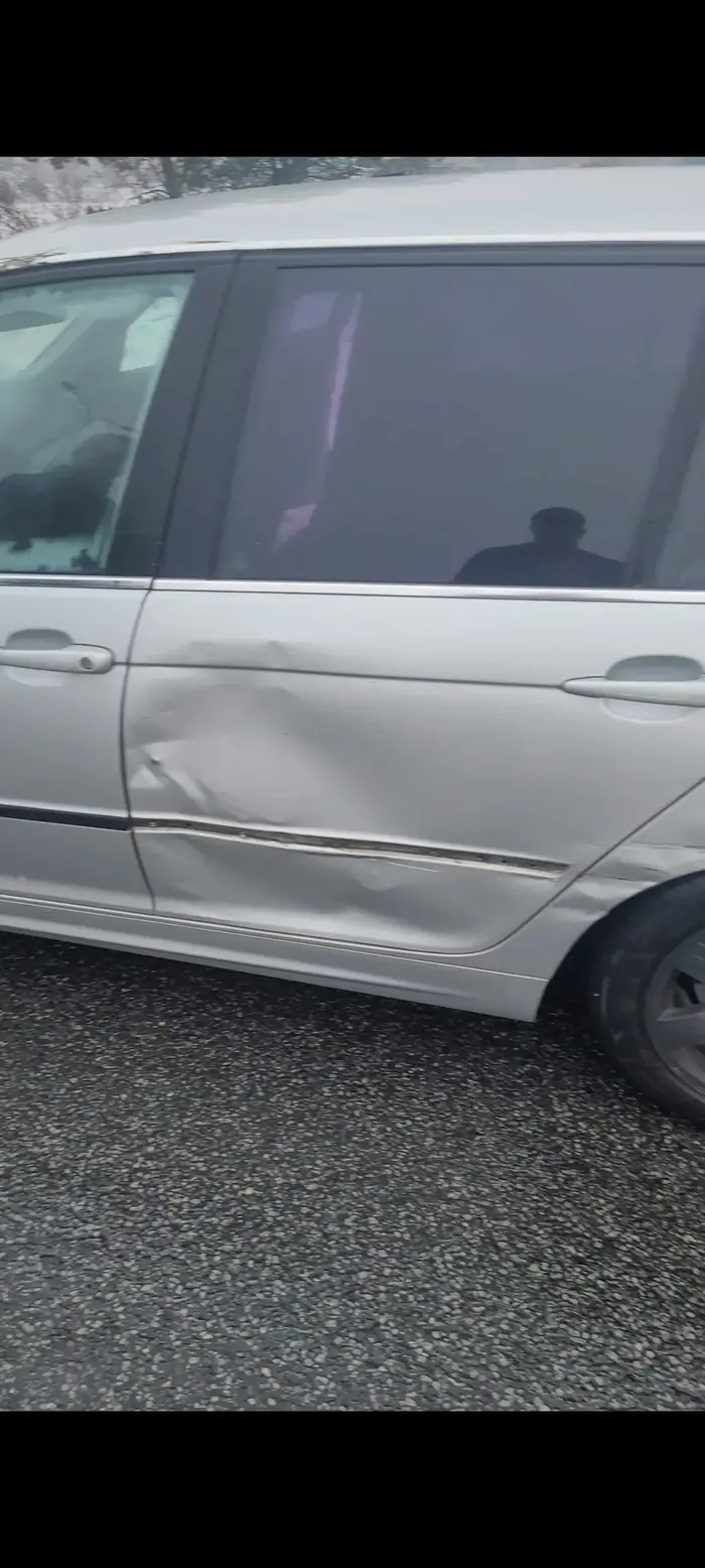 Wjechał  w nas tirem, staliśmy w korku , wbił nam bok twierdząc że nas nie widział a że inne auto go wpuszczało , jakby miał wiekszą prędkość  mogliśmy skończyć będąć wbitymi w barierki , swoją drogą jadąc na pogrzeb na który nie dojechaliśmy