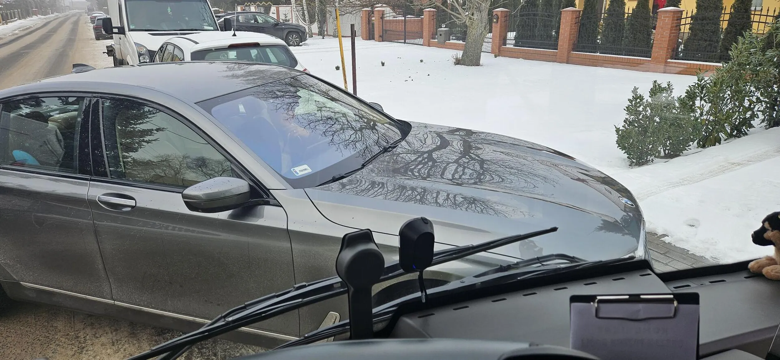 Kierowca celowo blokuje autobus komunikacji miejskiej stojący na przystanku autobusowym uniemożliwiając wyjazd z zatoki