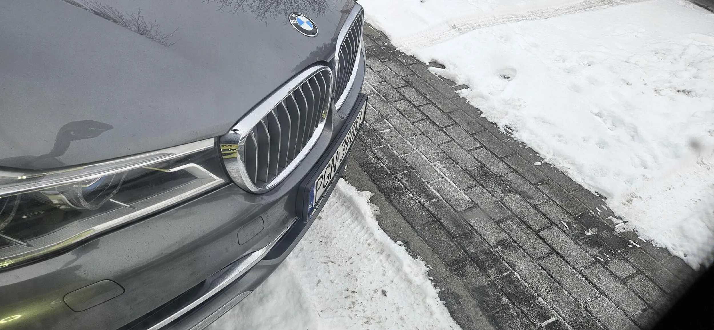 Kierowca celowo blokuje autobus komunikacji miejskiej stojący na przystanku autobusowym uniemożliwiając wyjazd z zatoki