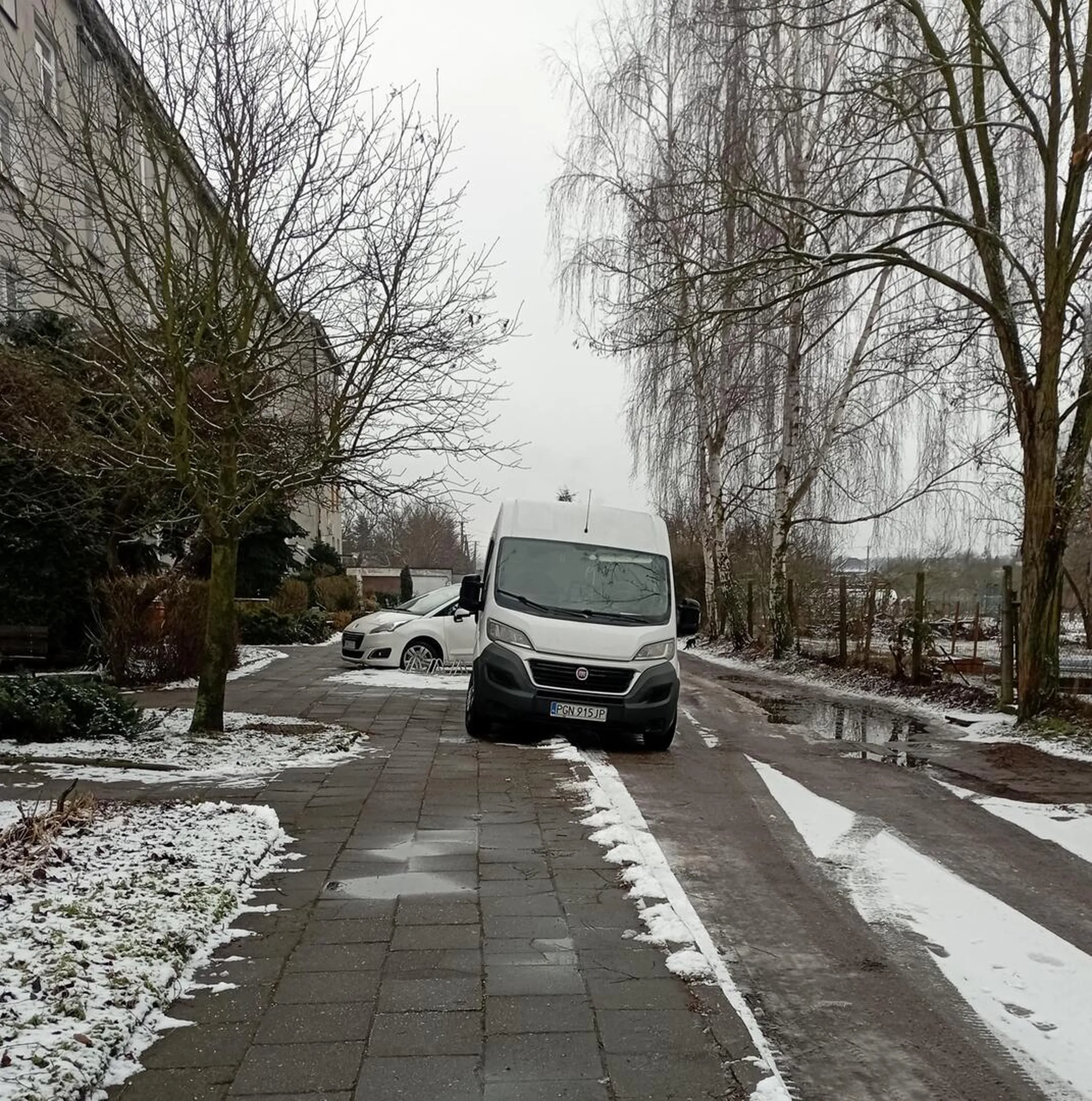 Gdybyś nie zauważył,to jest chodnik,w dodatku mocno sfatygowany przez takich kierowców.